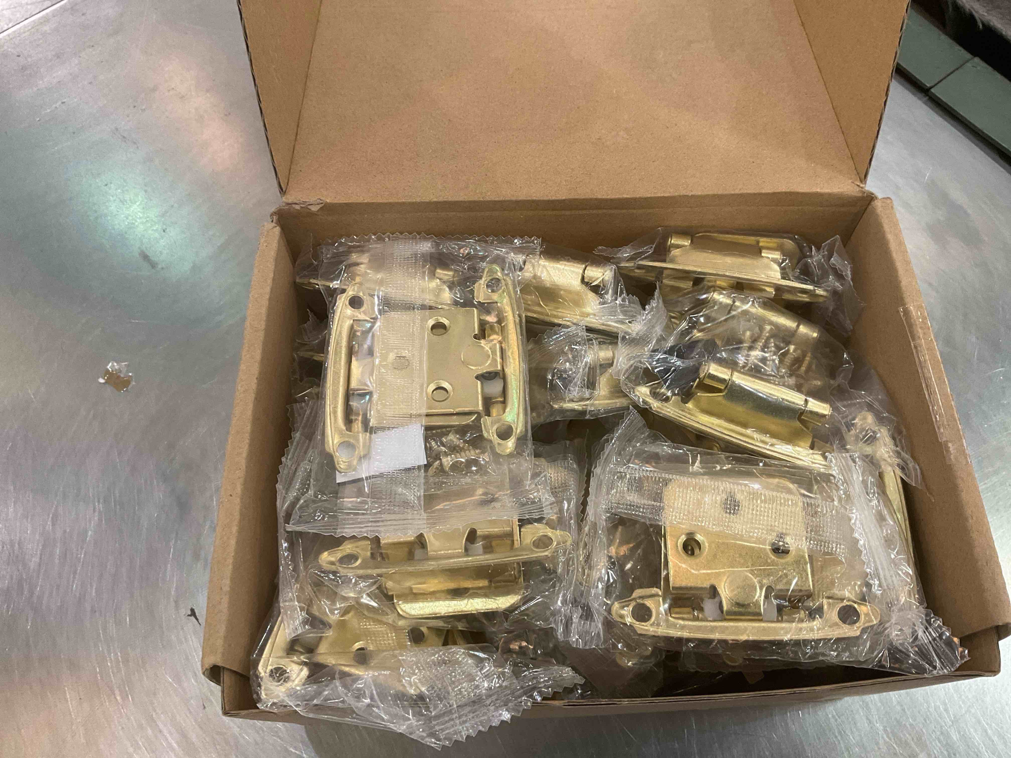 https://s3.amazonaws.com/lotting-images-prod/BargainHunt/EXS01547378_1714495769096.jpeg