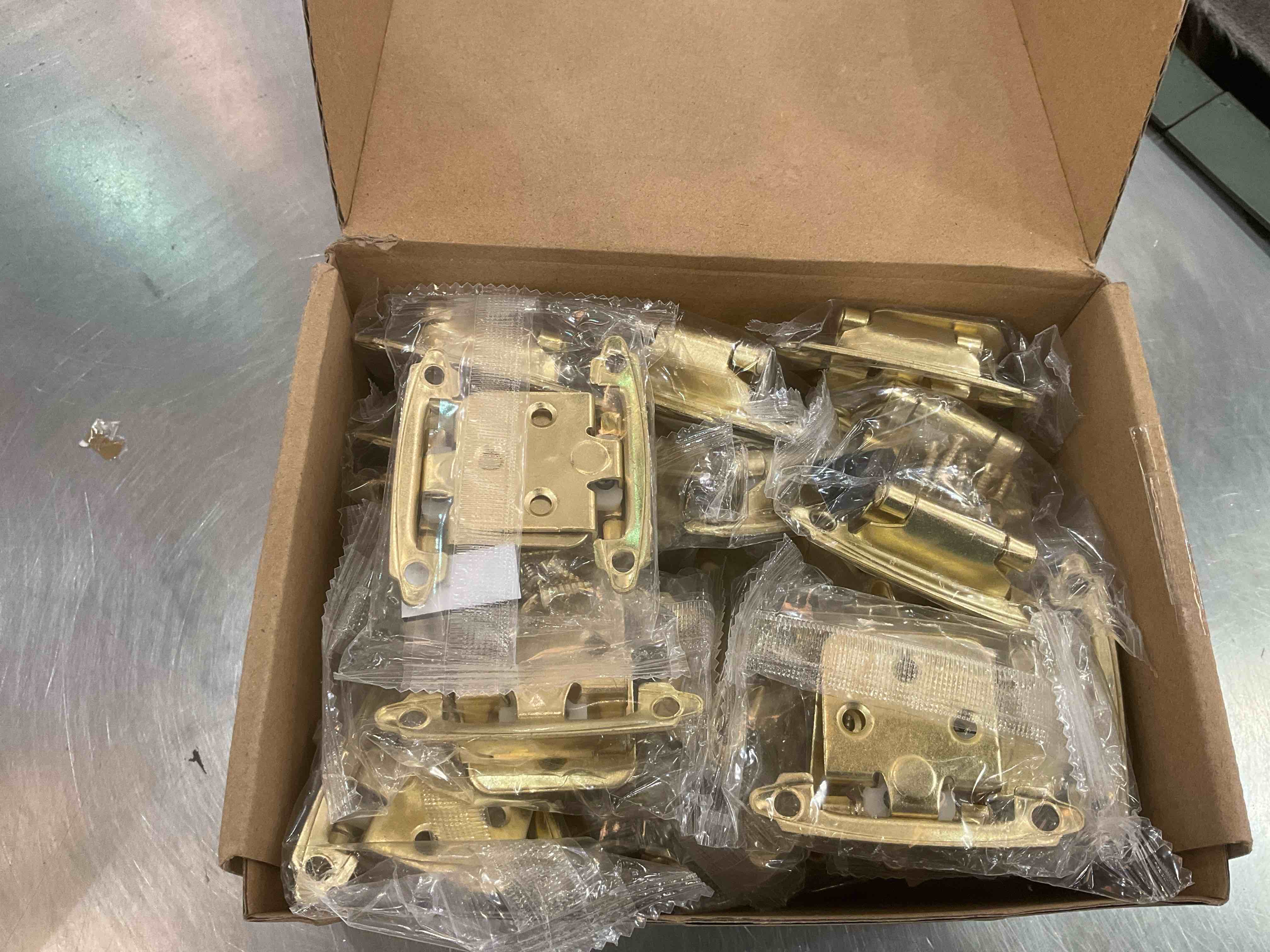 https://s3.amazonaws.com/lotting-images-prod/BargainHunt/EXS01547378_1714495770984.jpeg