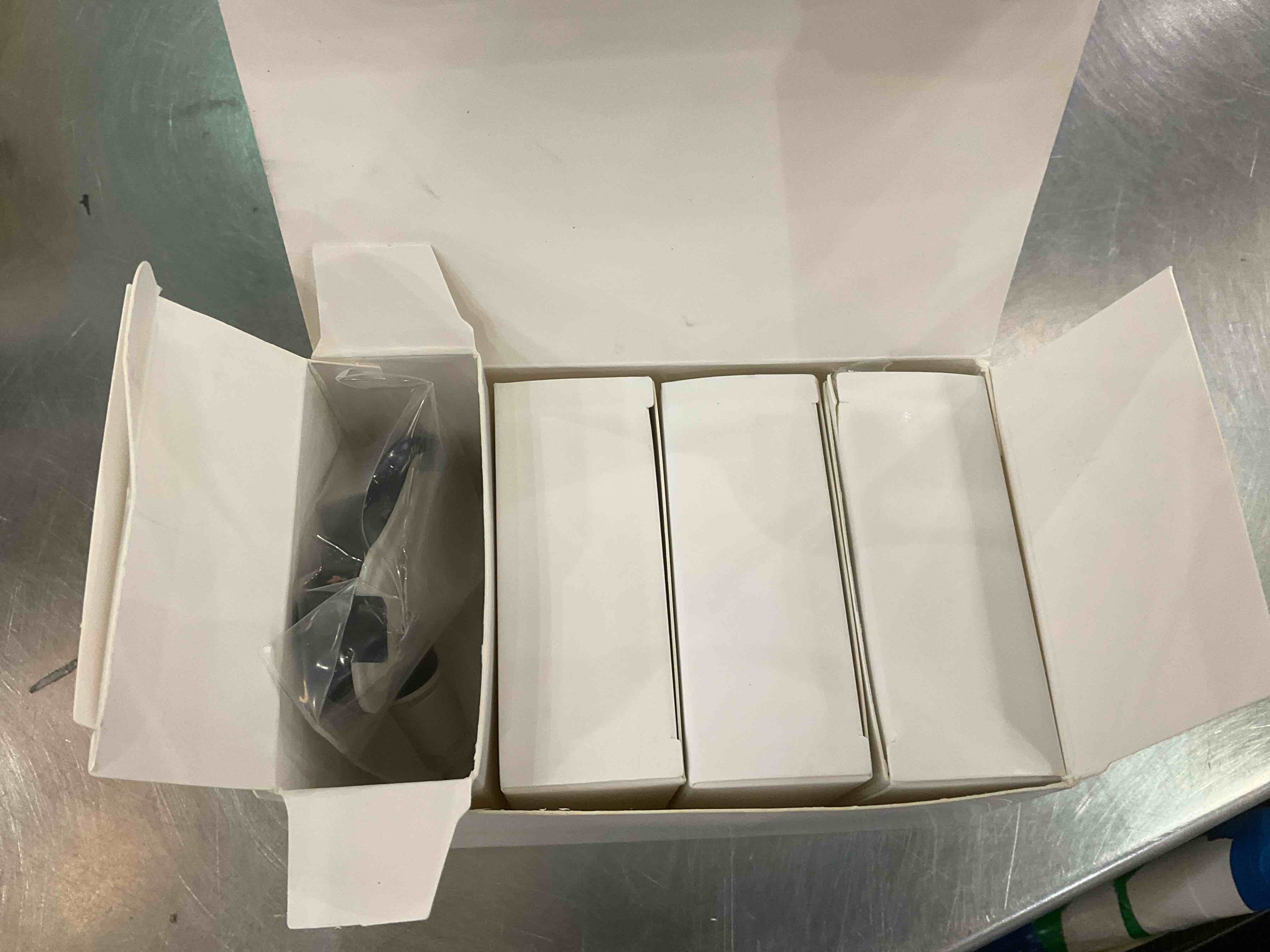 https://s3.amazonaws.com/lotting-images-prod/BargainHunt/EXS01547463_1714575689439.jpeg