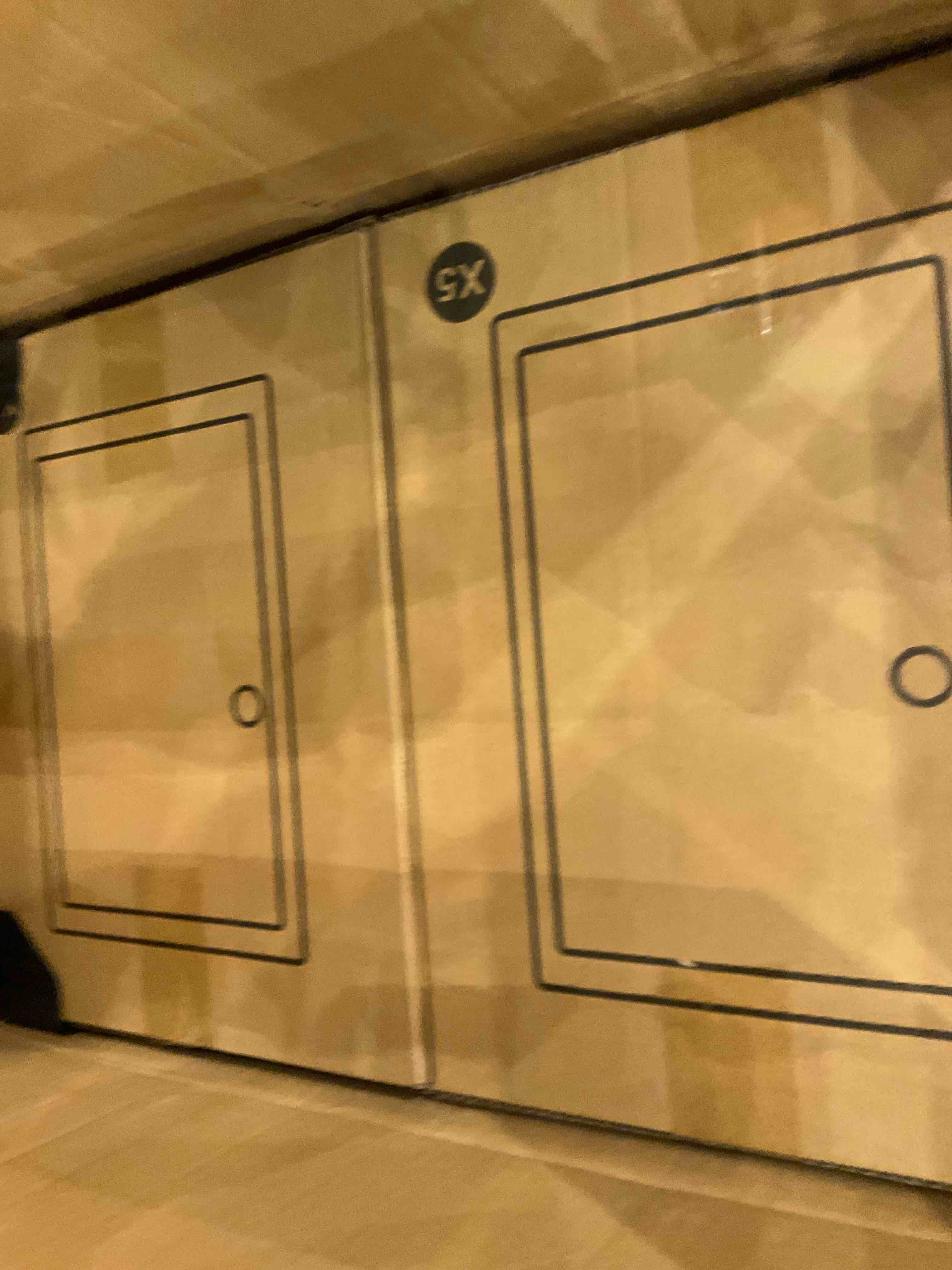 https://s3.amazonaws.com/lotting-images-prod/BargainHunt/EXS01549052_1715350838943.jpeg