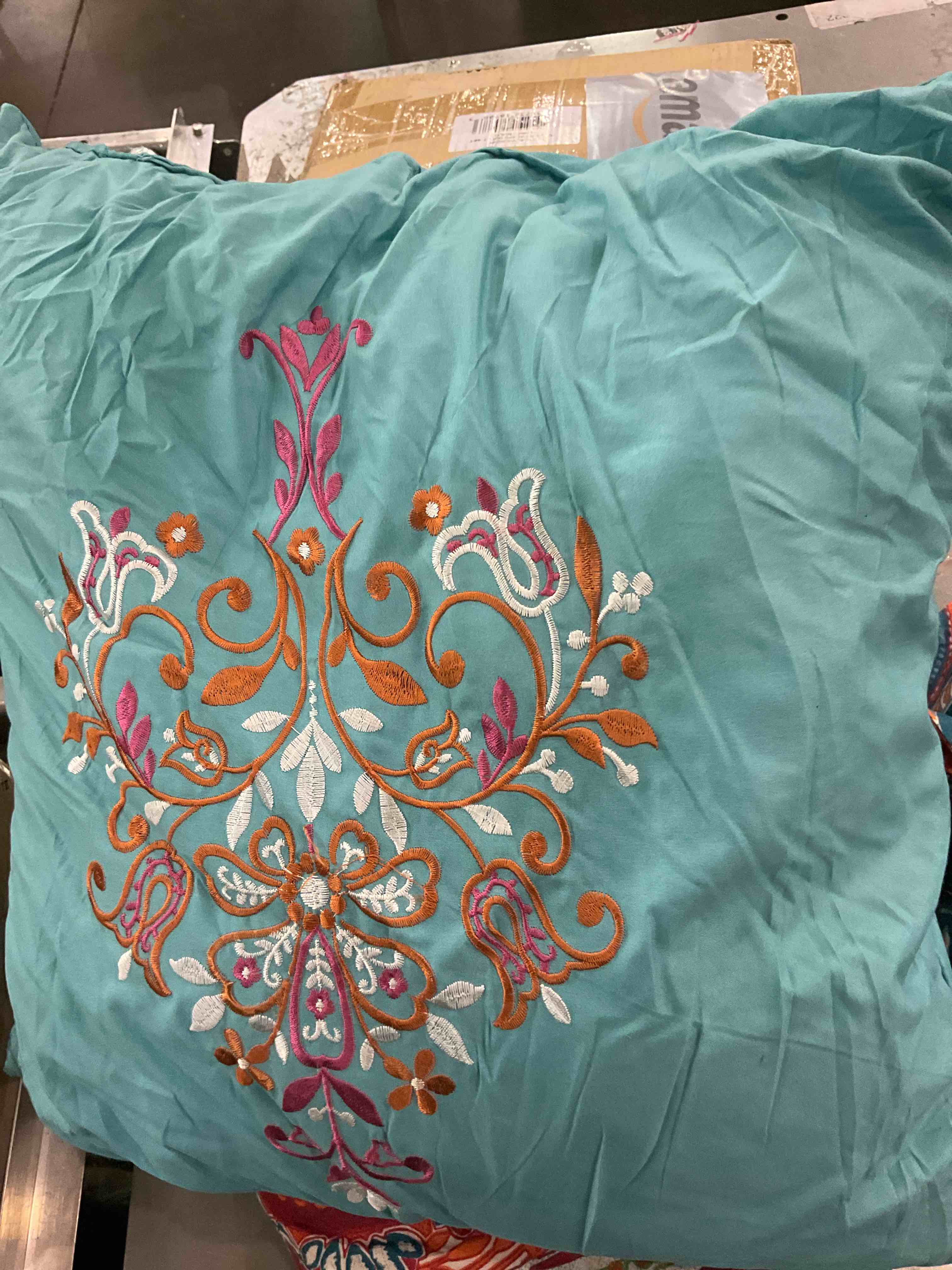 https://s3.amazonaws.com/lotting-images-prod/BargainHunt/EXS01549844_1715092014991.jpeg