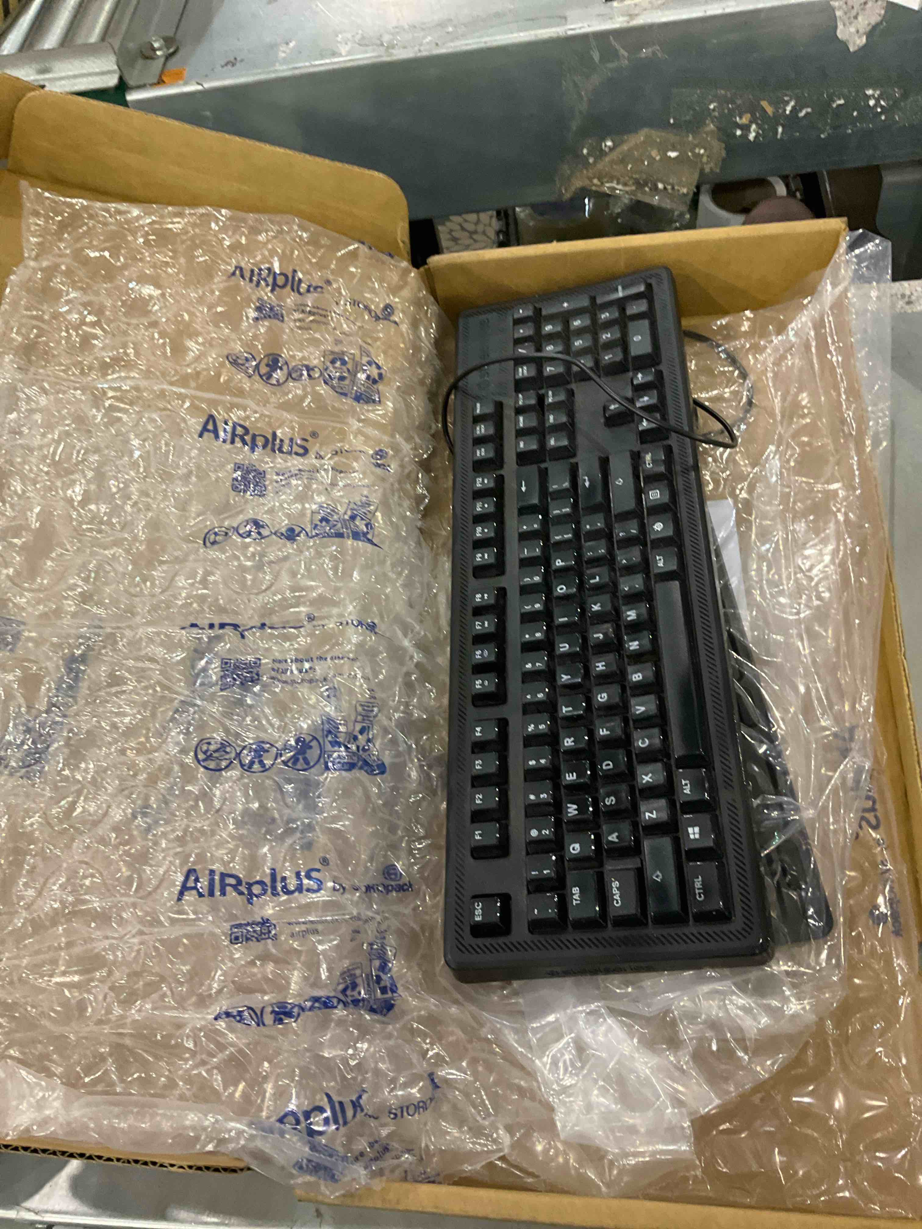 https://s3.amazonaws.com/lotting-images-prod/BargainHunt/EXS01552064_1715168665051.jpeg