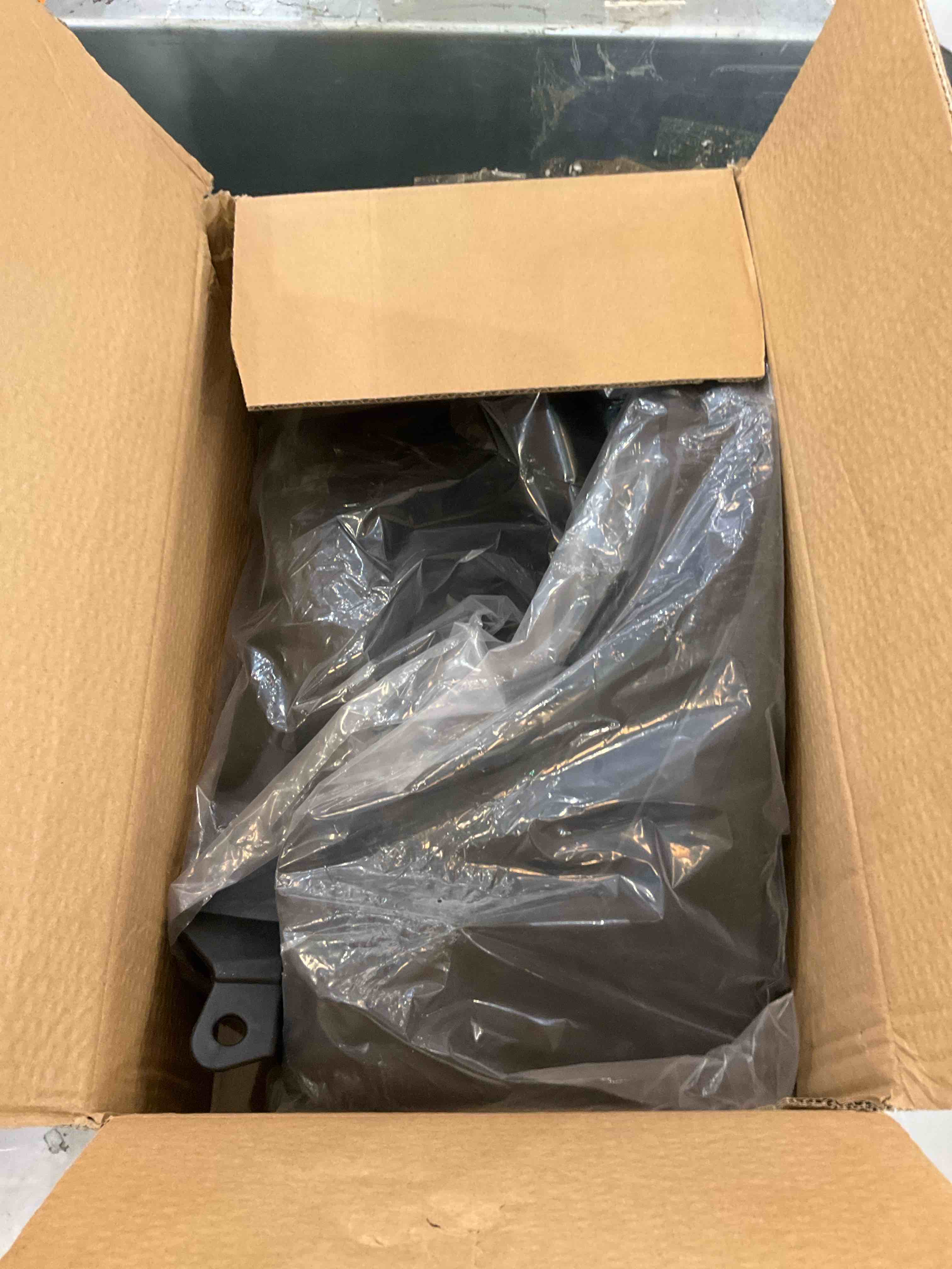 https://s3.amazonaws.com/lotting-images-prod/BargainHunt/EXS01552204_1715188395476.jpeg