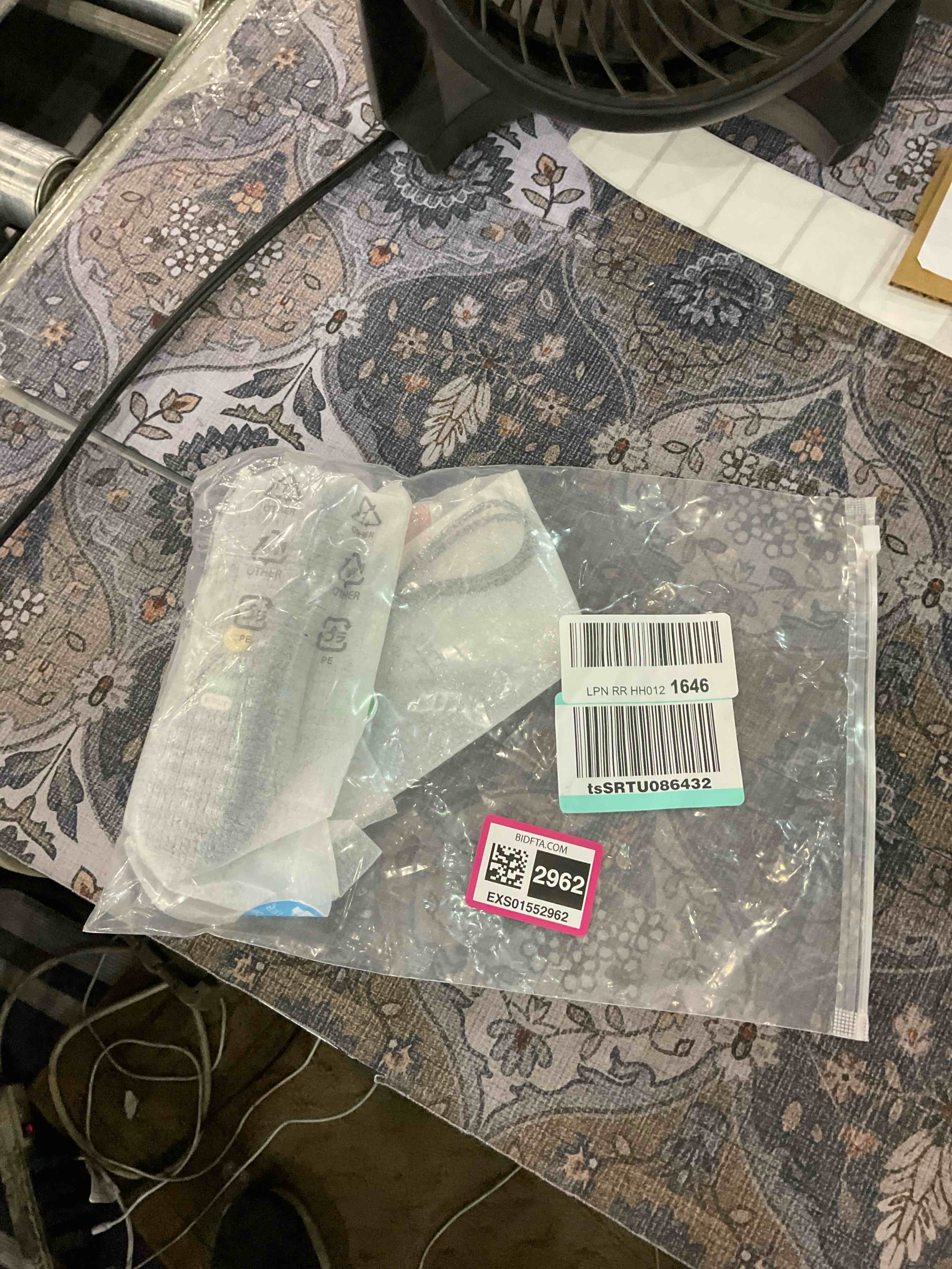https://s3.amazonaws.com/lotting-images-prod/BargainHunt/EXS01552962_1716550307866.jpeg