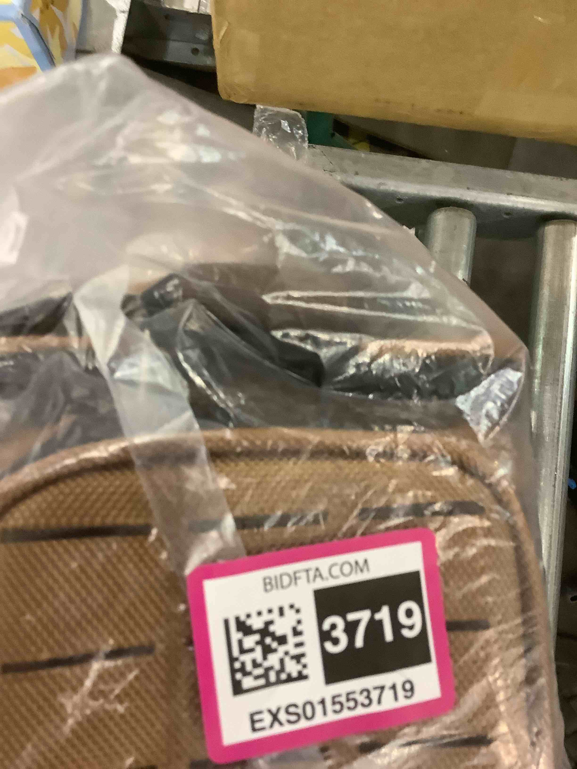 https://s3.amazonaws.com/lotting-images-prod/BargainHunt/EXS01553719_1717675788782.jpeg