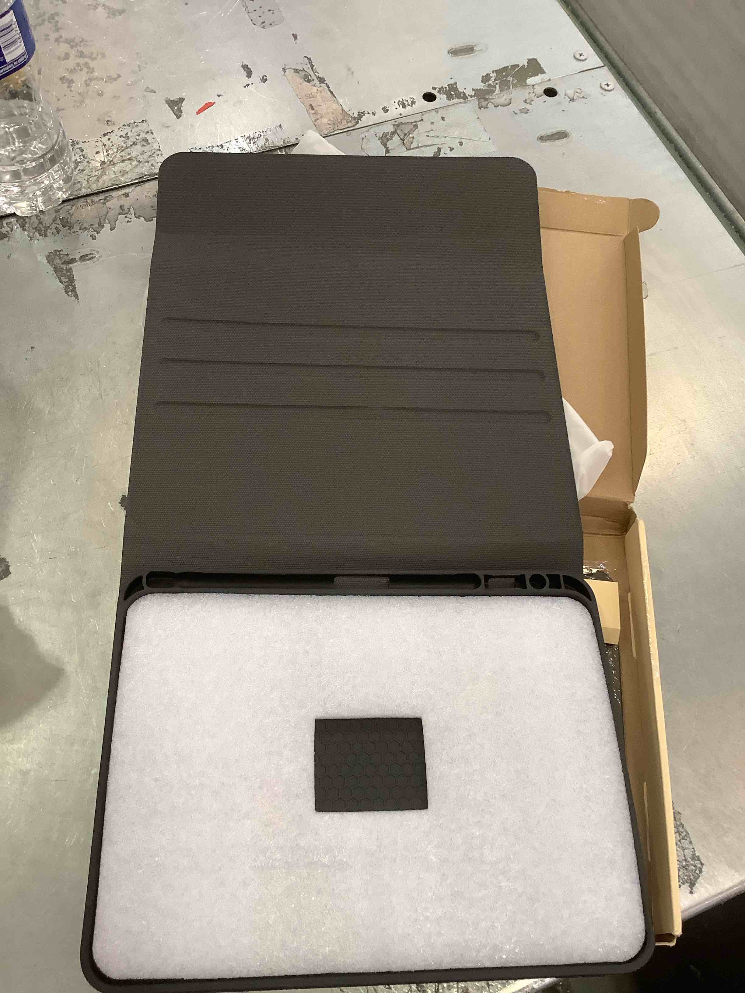 https://s3.amazonaws.com/lotting-images-prod/BargainHunt/EXS01555817_1714066880123.jpeg
