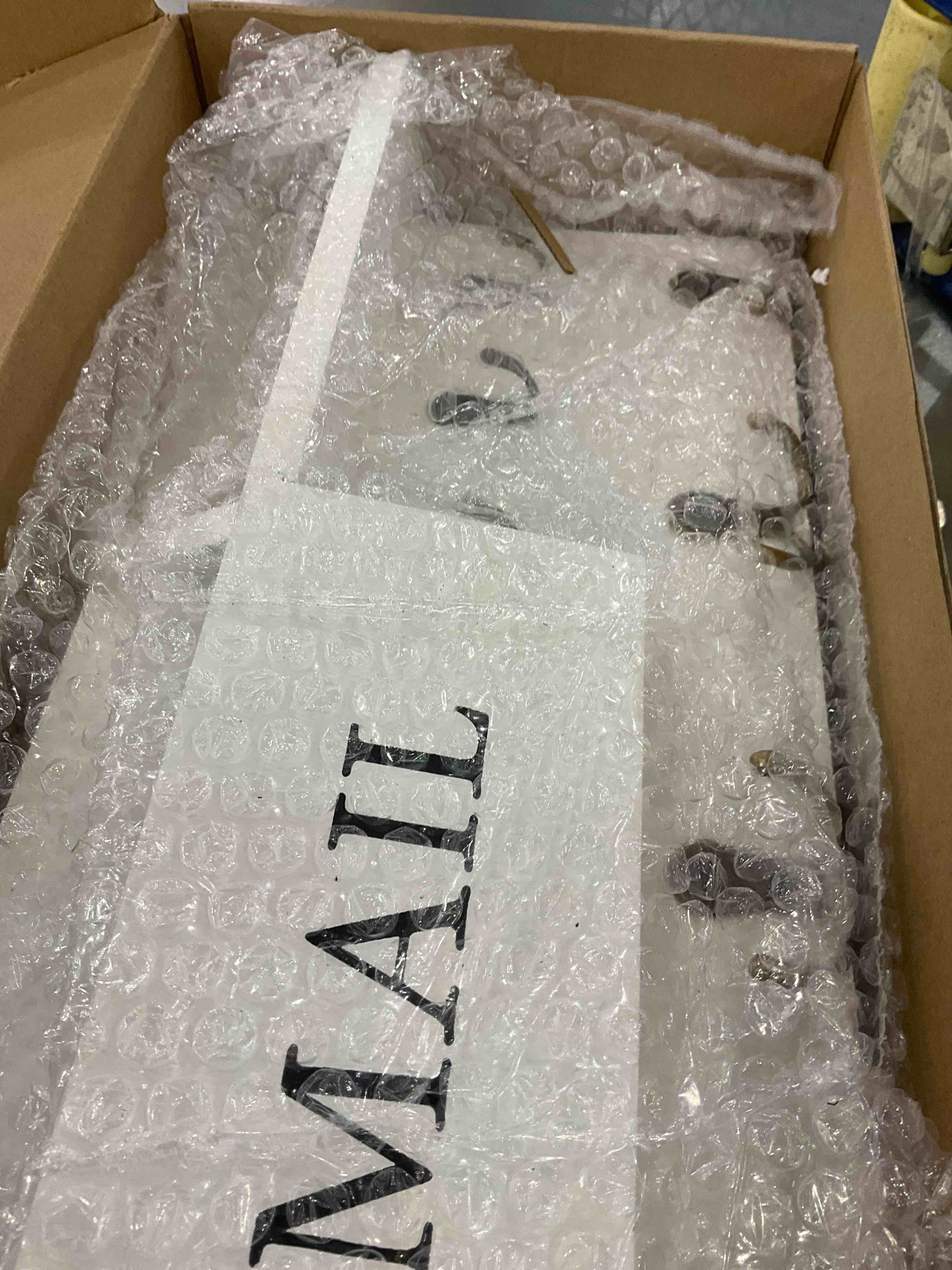 https://s3.amazonaws.com/lotting-images-prod/BargainHunt/EXS01556836_1715088217328.jpeg