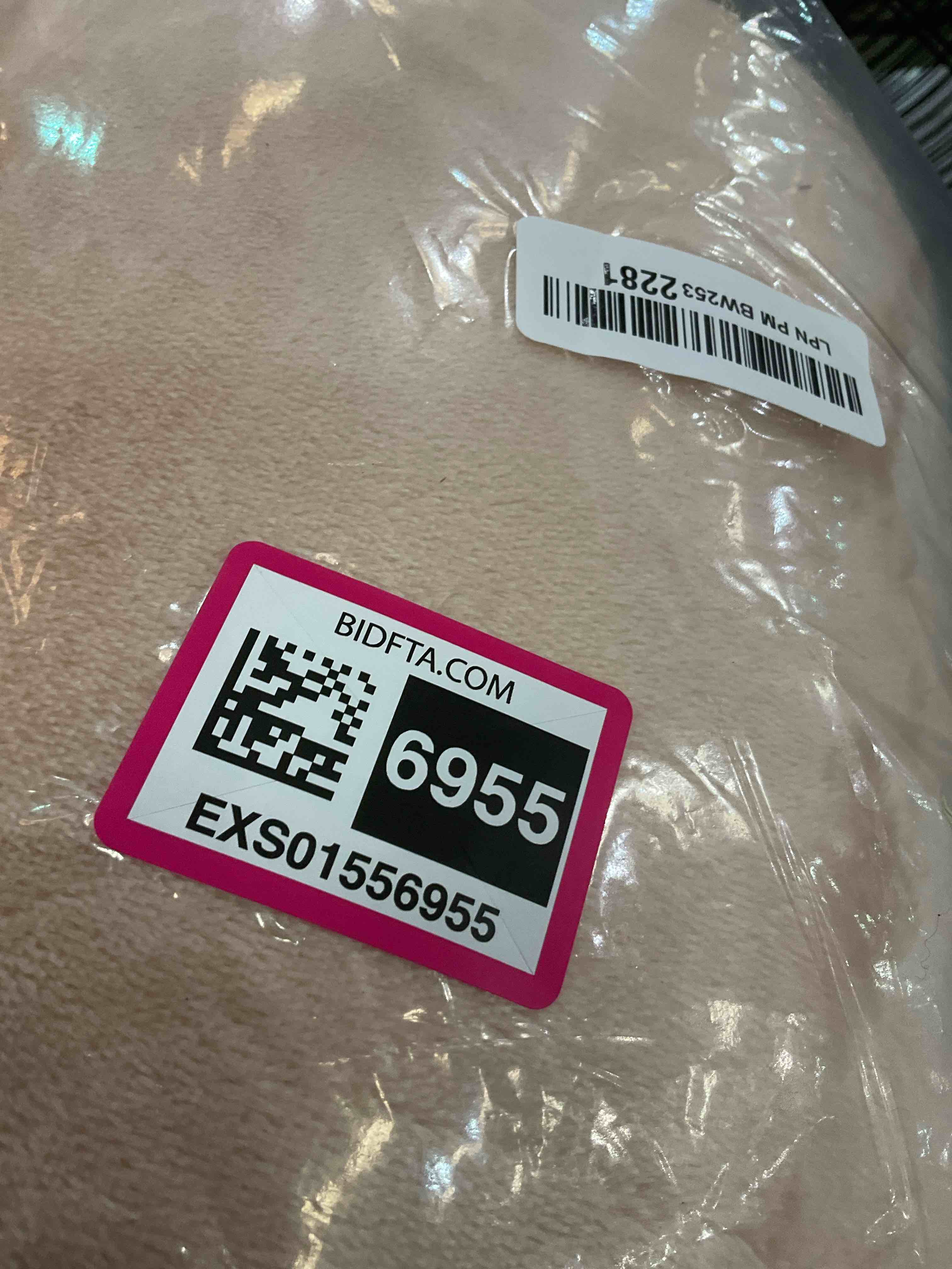 https://s3.amazonaws.com/lotting-images-prod/BargainHunt/EXS01556955_1715101024839.jpeg