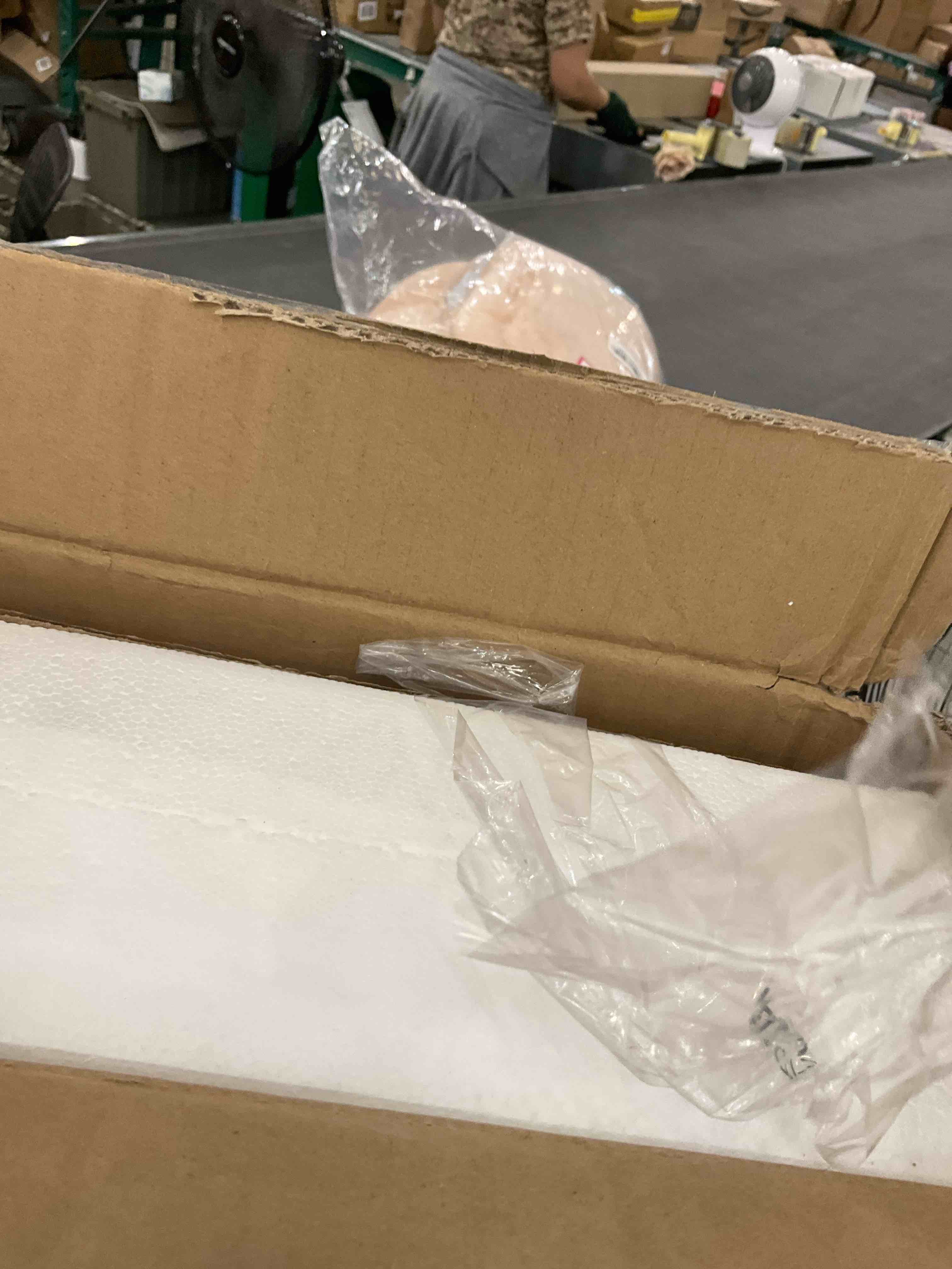https://s3.amazonaws.com/lotting-images-prod/BargainHunt/EXS01556956_1715101076046.jpeg