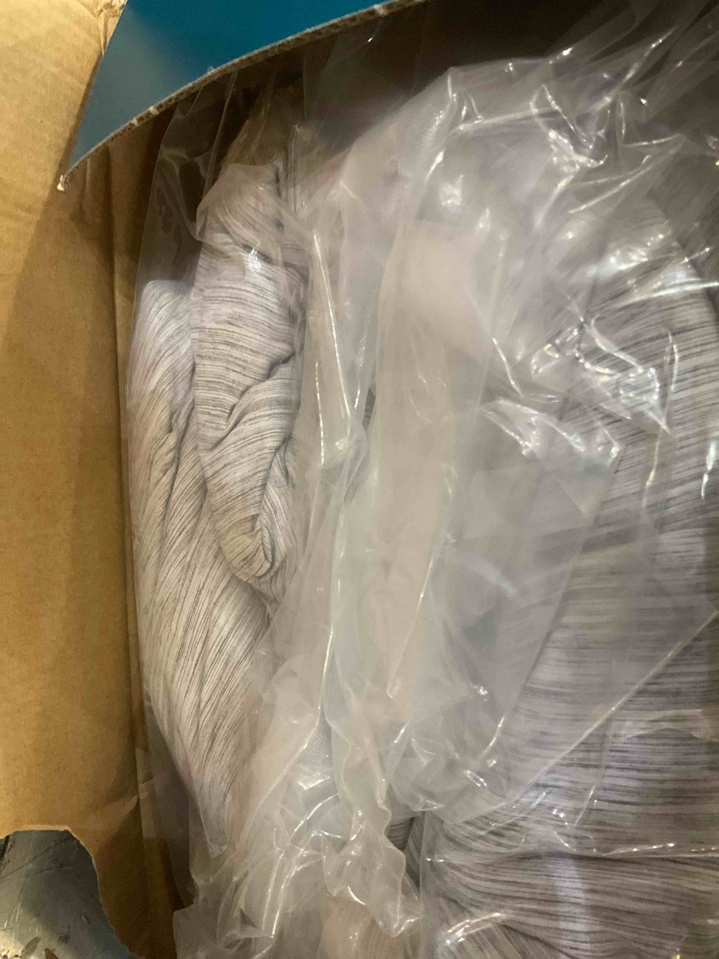https://s3.amazonaws.com/lotting-images-prod/BargainHunt/EXS01557249_1714676453272.jpeg