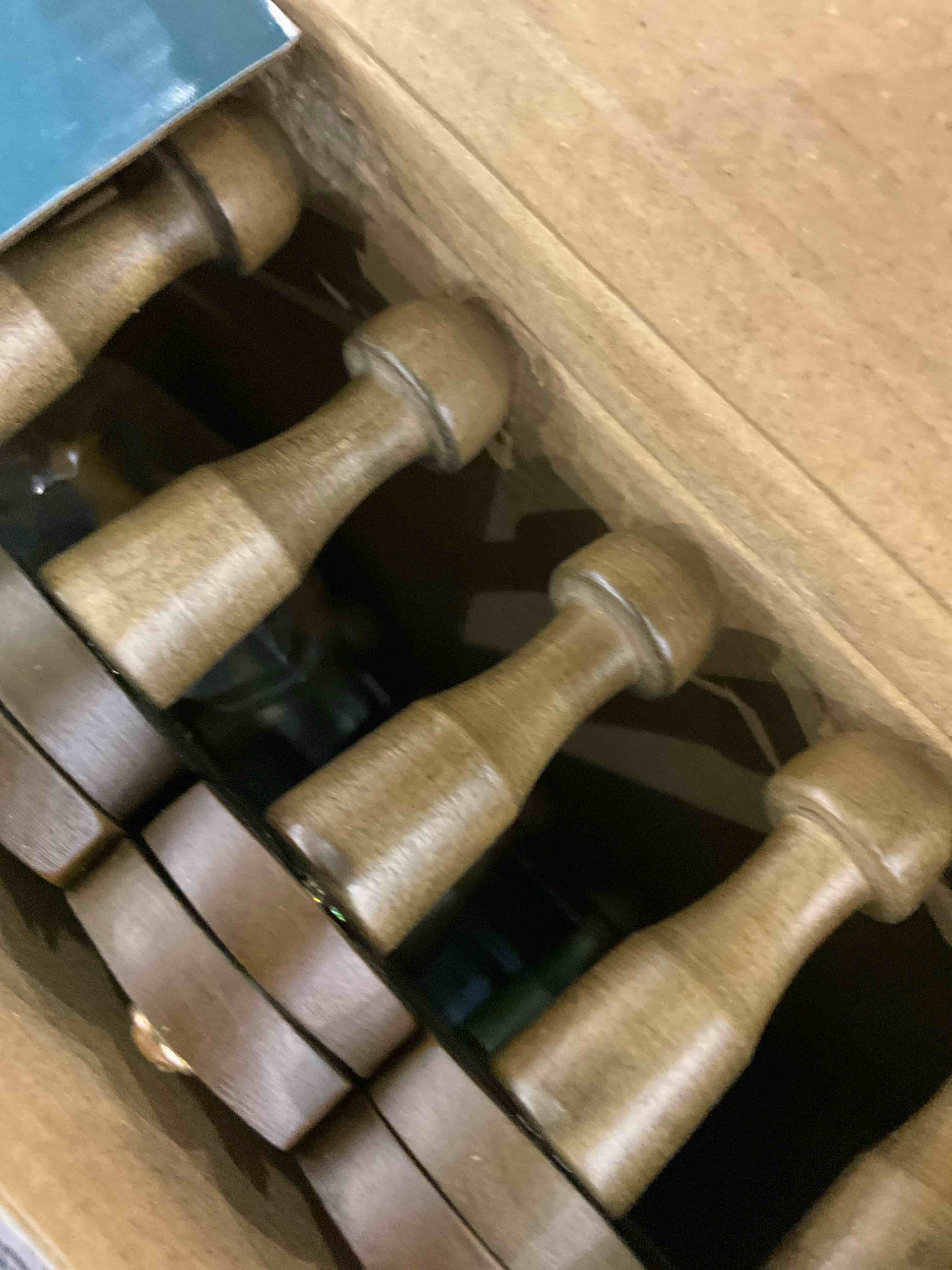 https://s3.amazonaws.com/lotting-images-prod/BargainHunt/EXS01557665_1714739601793.jpeg