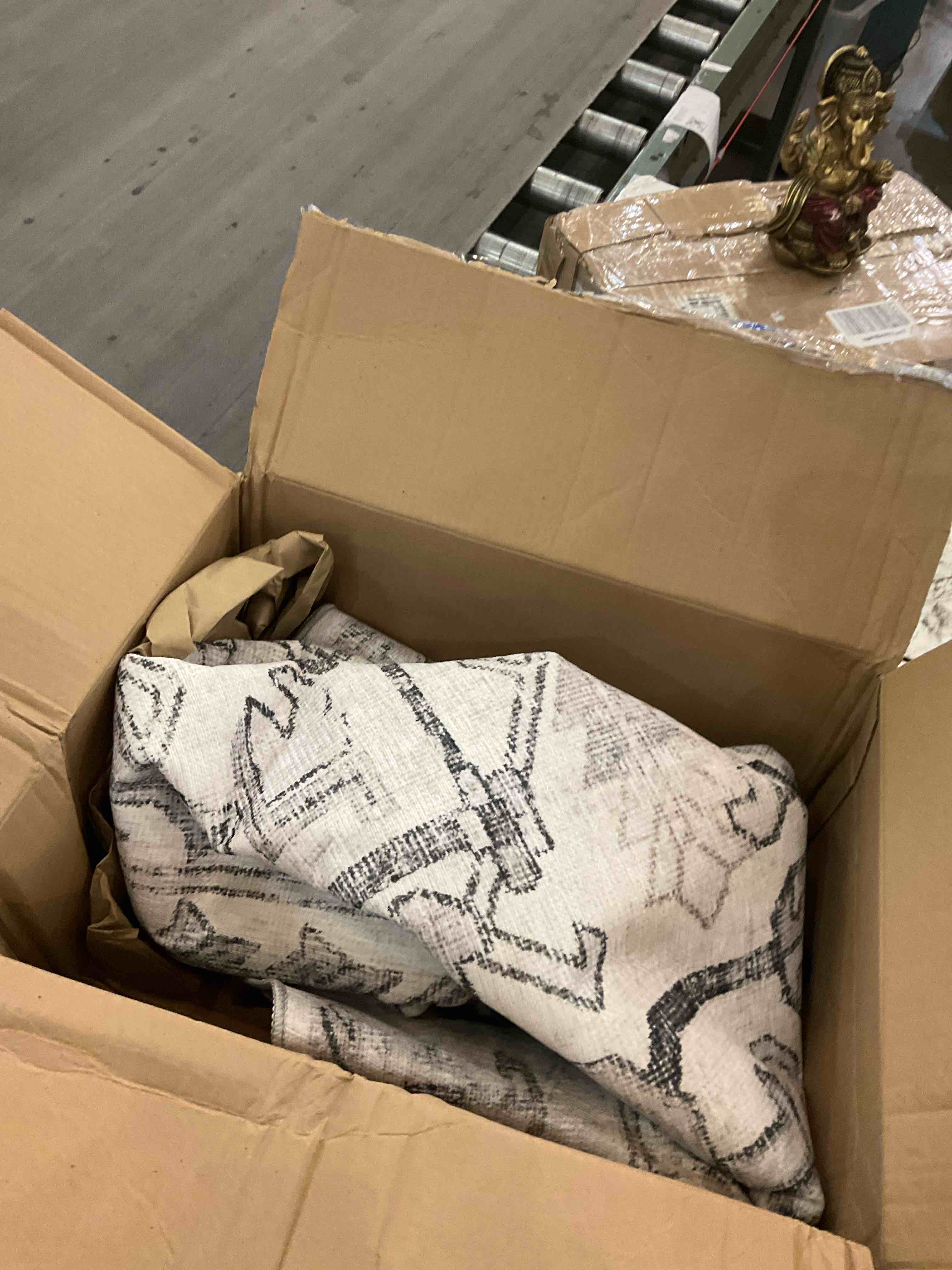https://s3.amazonaws.com/lotting-images-prod/BargainHunt/EXS01559338_1715350993438.jpeg