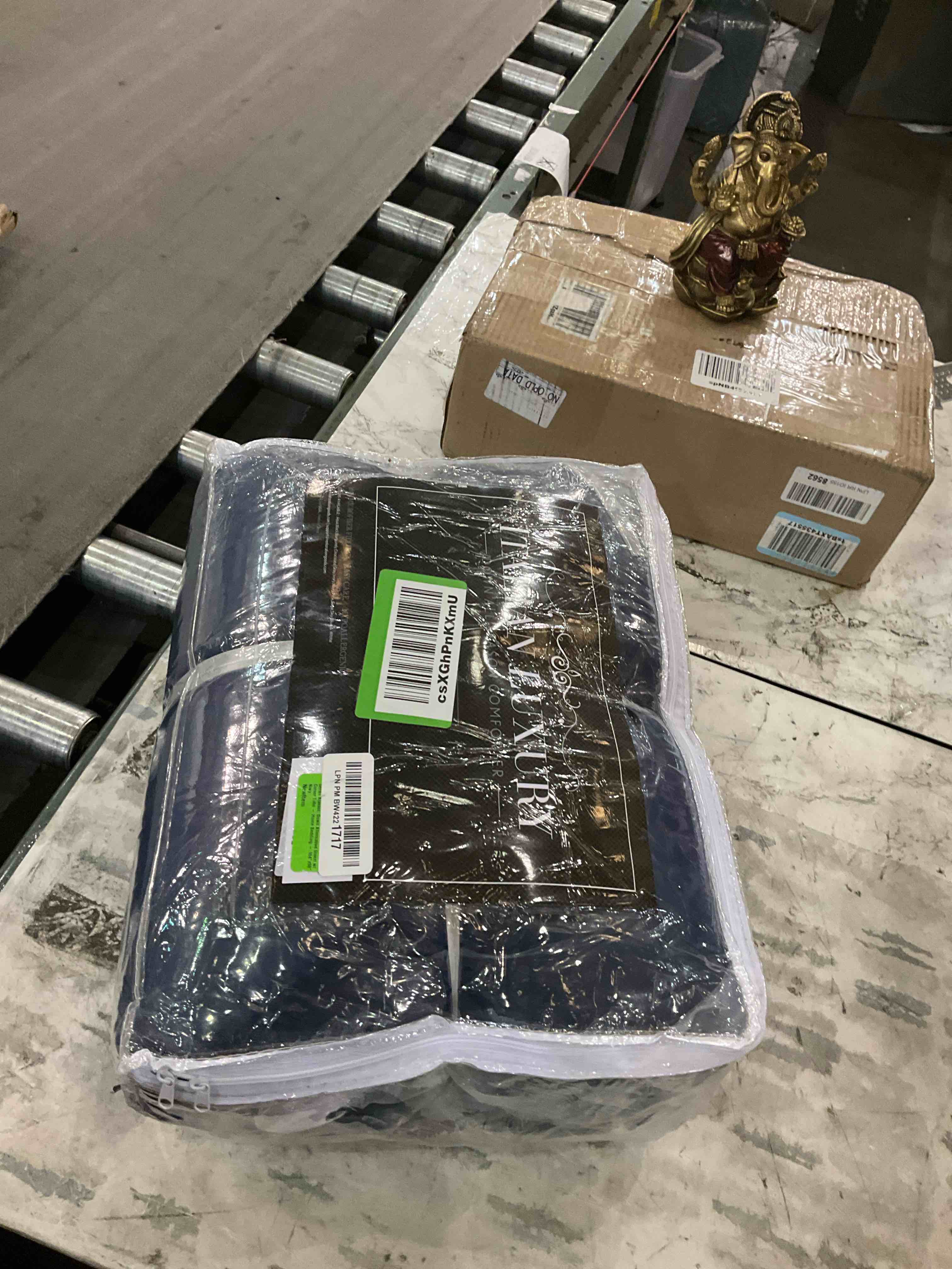https://s3.amazonaws.com/lotting-images-prod/BargainHunt/EXS01559460_1715610742216.jpeg