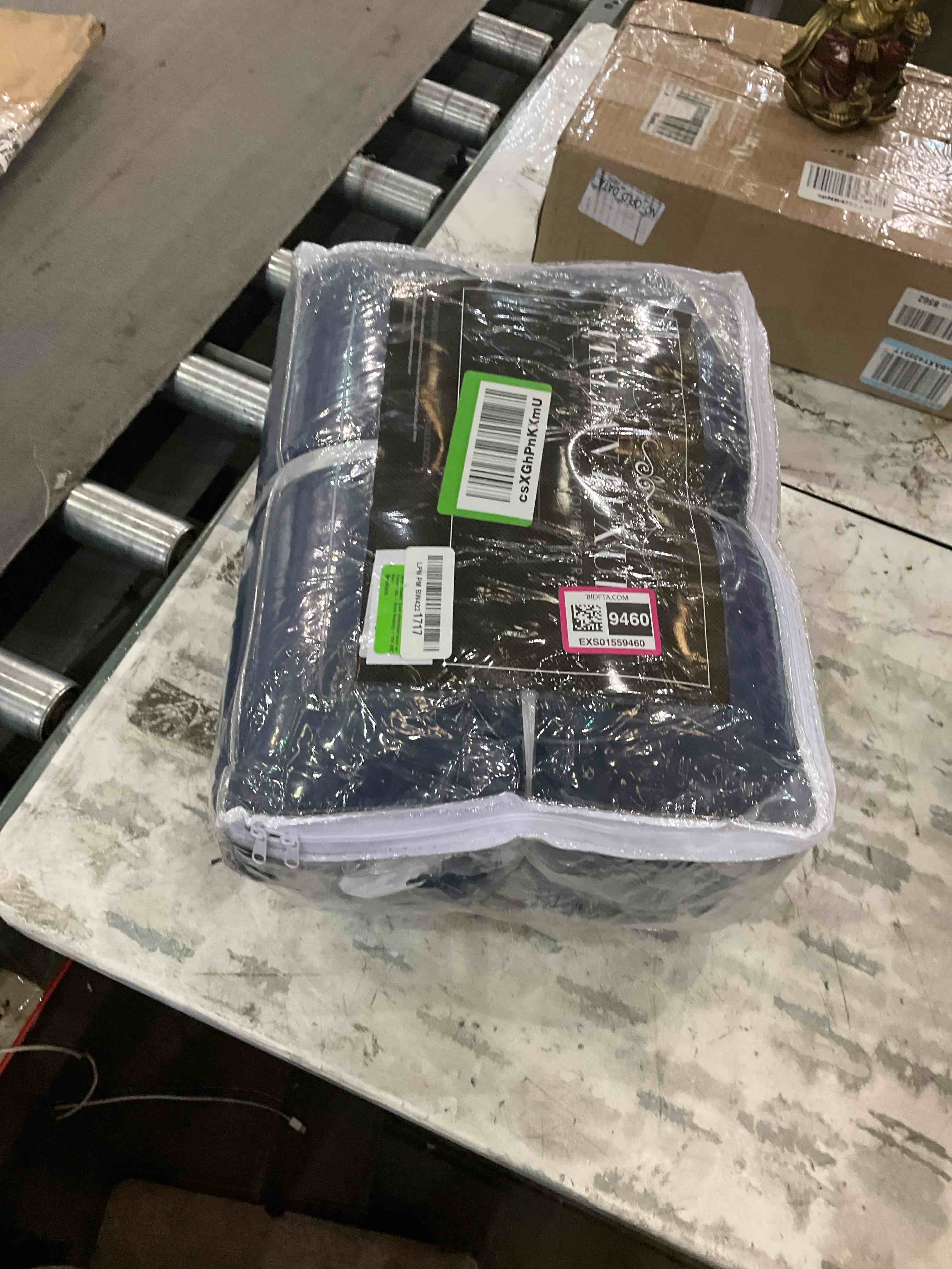 https://s3.amazonaws.com/lotting-images-prod/BargainHunt/EXS01559460_1715610751166.jpeg