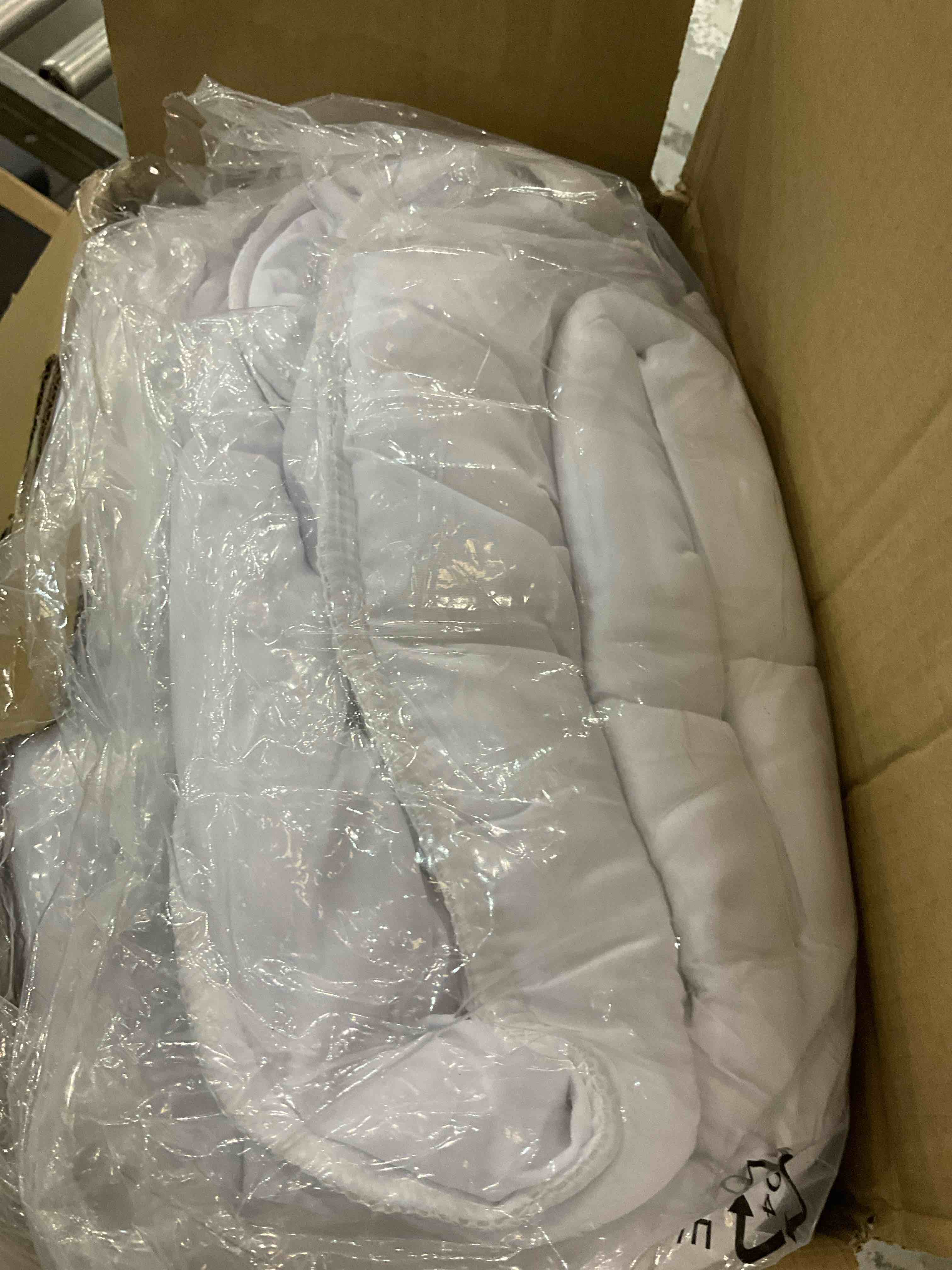 https://s3.amazonaws.com/lotting-images-prod/BargainHunt/EXS01559986_1715698089475.jpeg