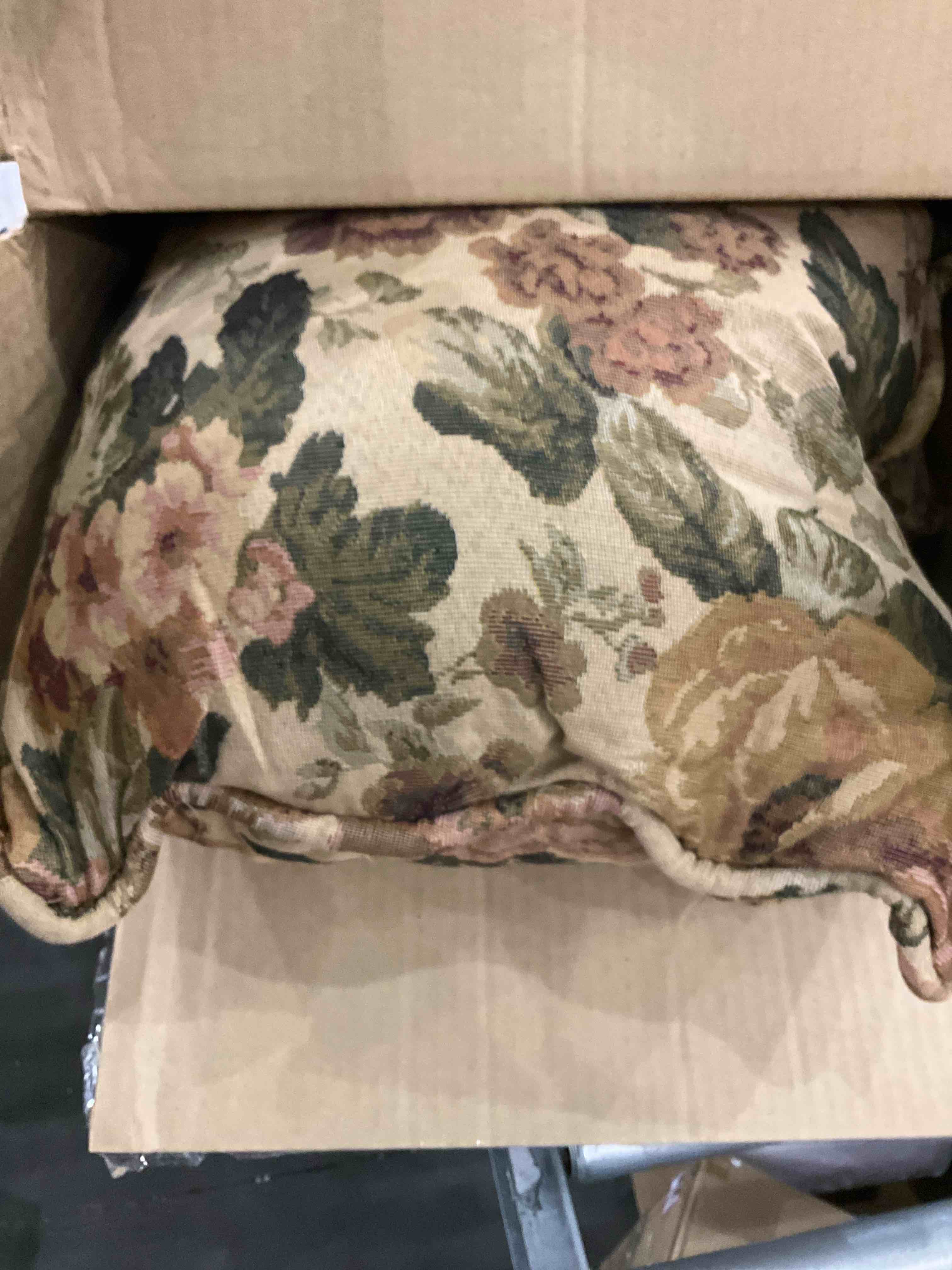 https://s3.amazonaws.com/lotting-images-prod/BargainHunt/EXS01560558_1716463797045.jpeg