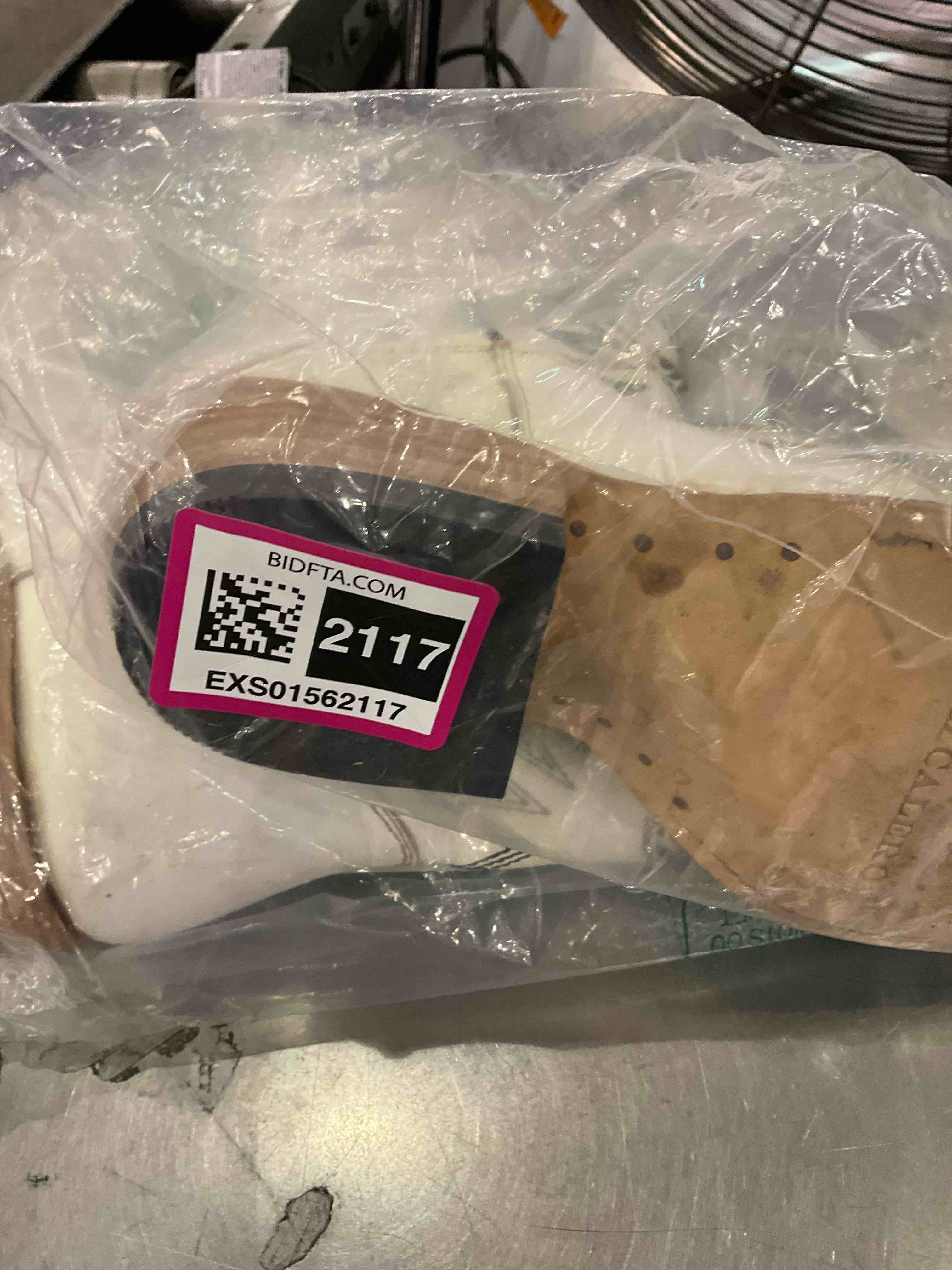 https://s3.amazonaws.com/lotting-images-prod/BargainHunt/EXS01562117_1716381356160.jpeg