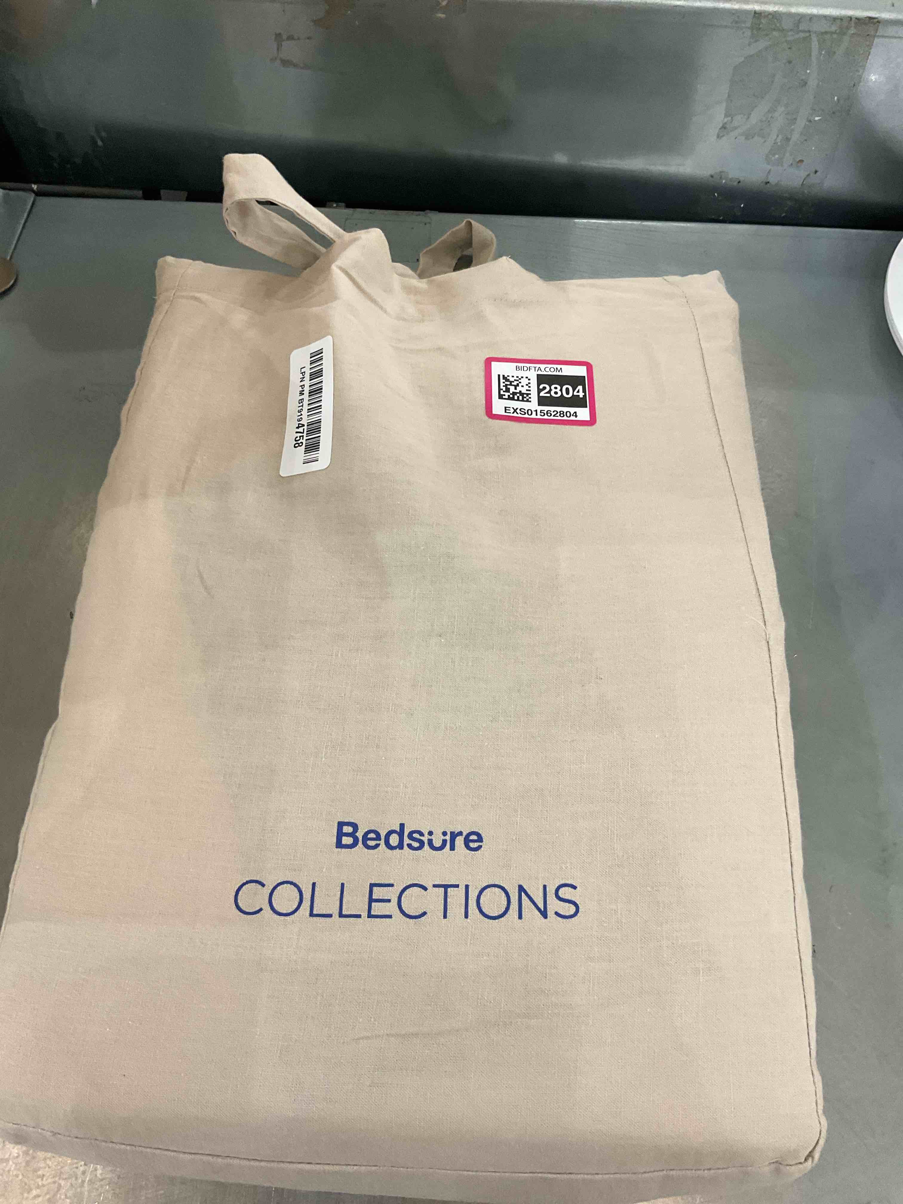 https://s3.amazonaws.com/lotting-images-prod/BargainHunt/EXS01562804_1717175752155.jpeg