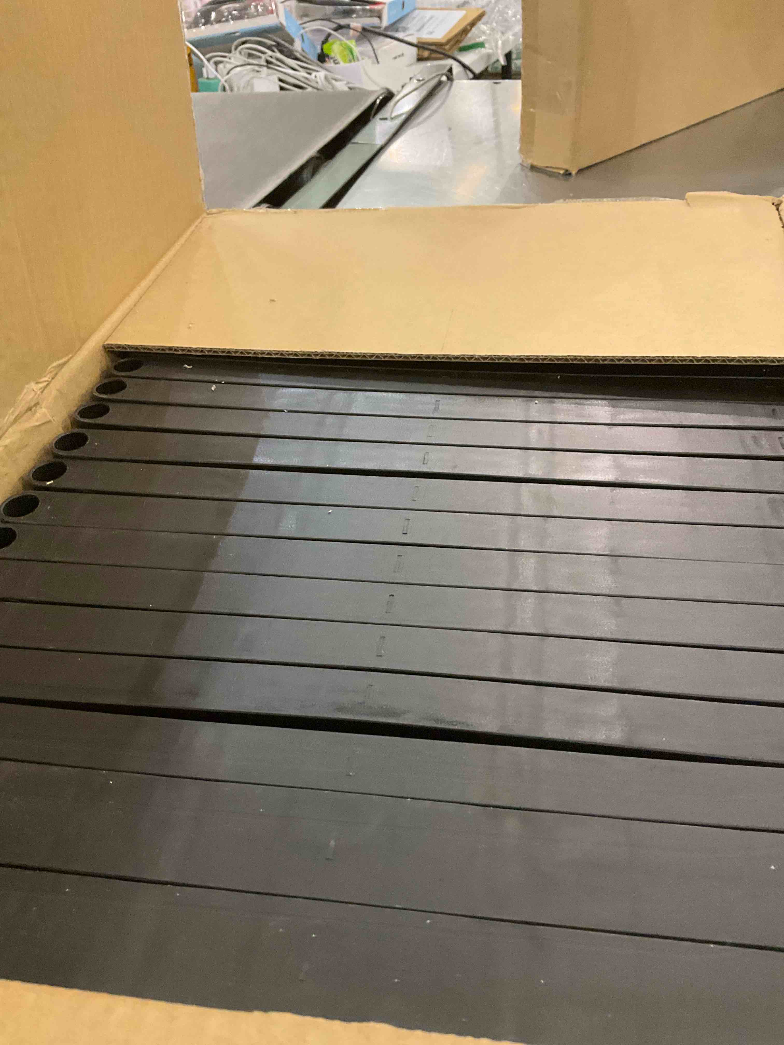 https://s3.amazonaws.com/lotting-images-prod/BargainHunt/EXS01564105_1716298480402.jpeg