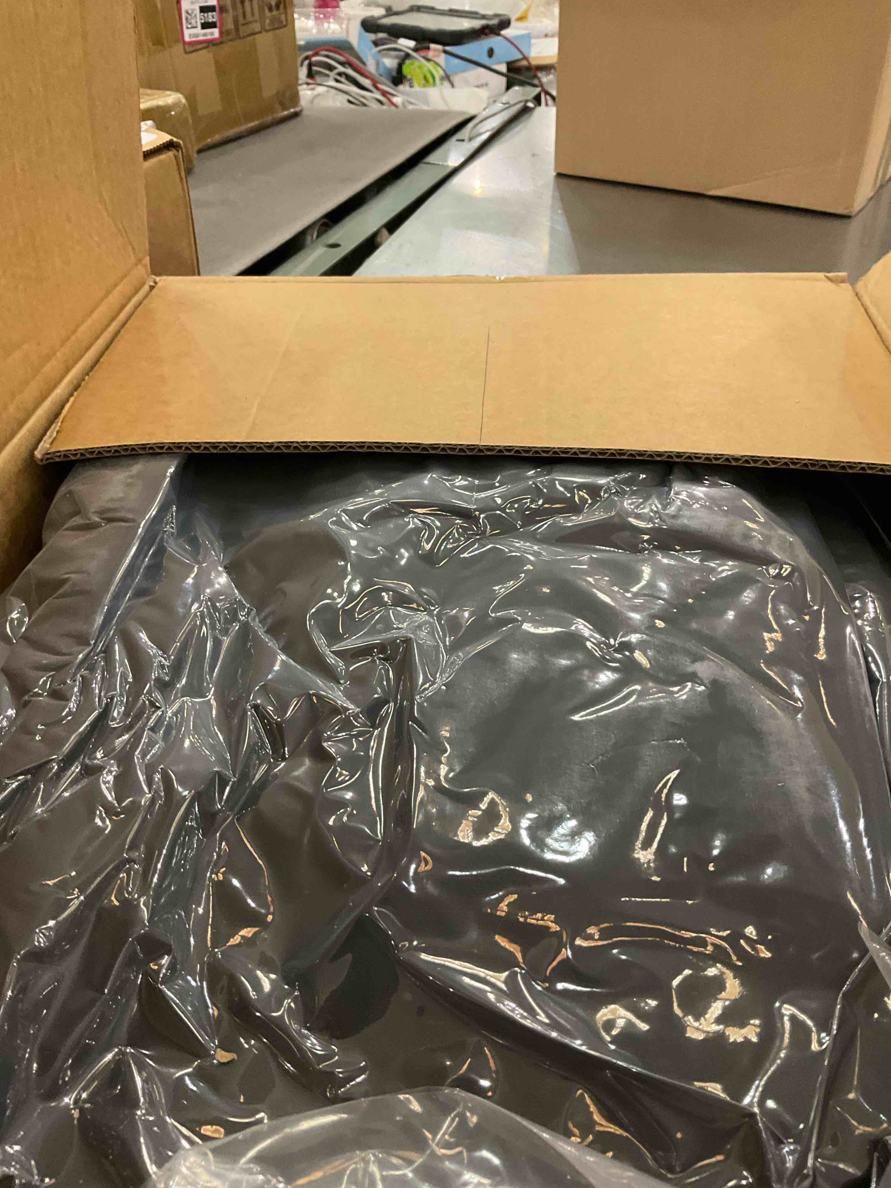 https://s3.amazonaws.com/lotting-images-prod/BargainHunt/EXS01564182_1716311327753.jpeg
