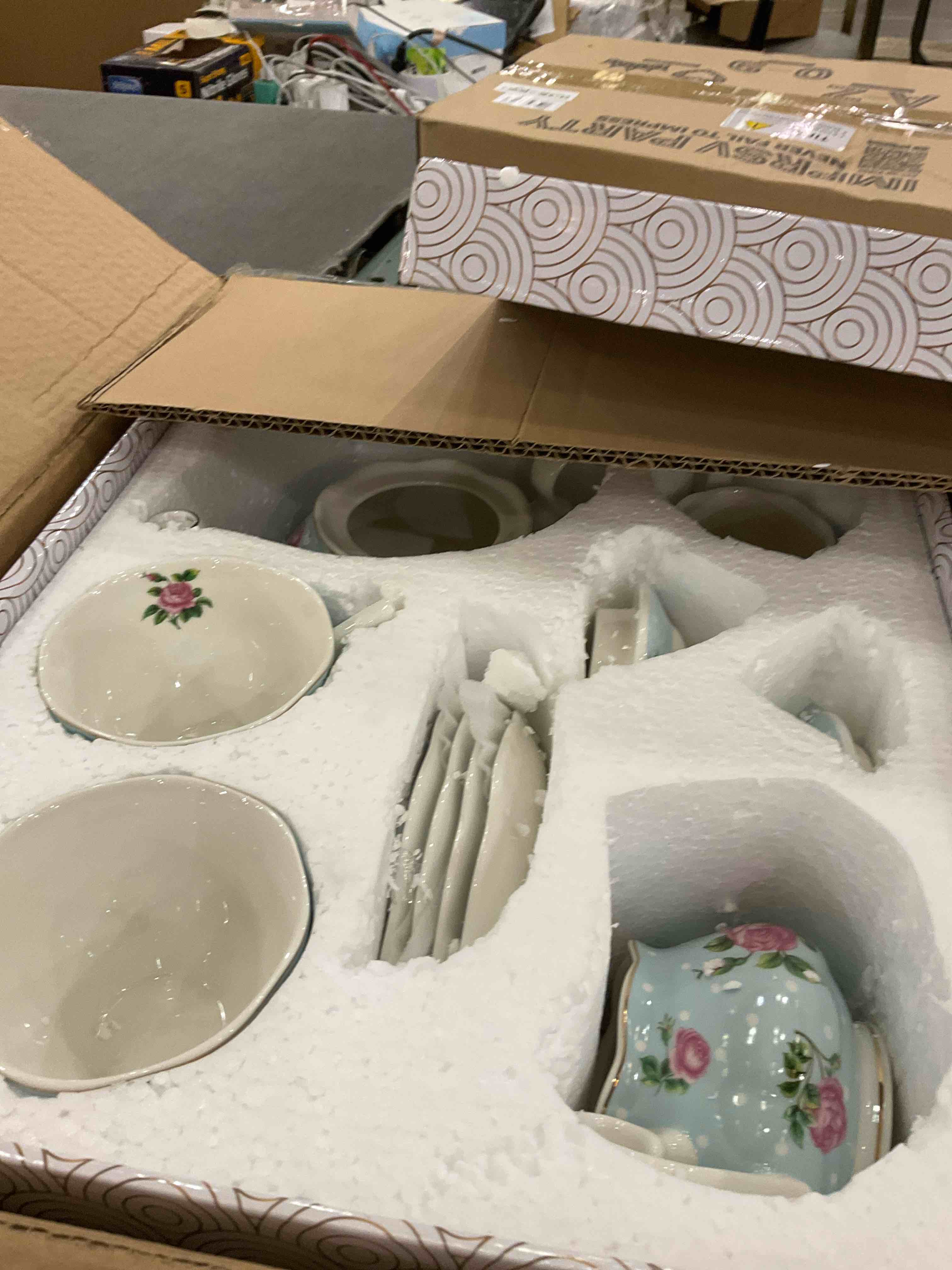 https://s3.amazonaws.com/lotting-images-prod/BargainHunt/EXS01564211_1716317798117.jpeg
