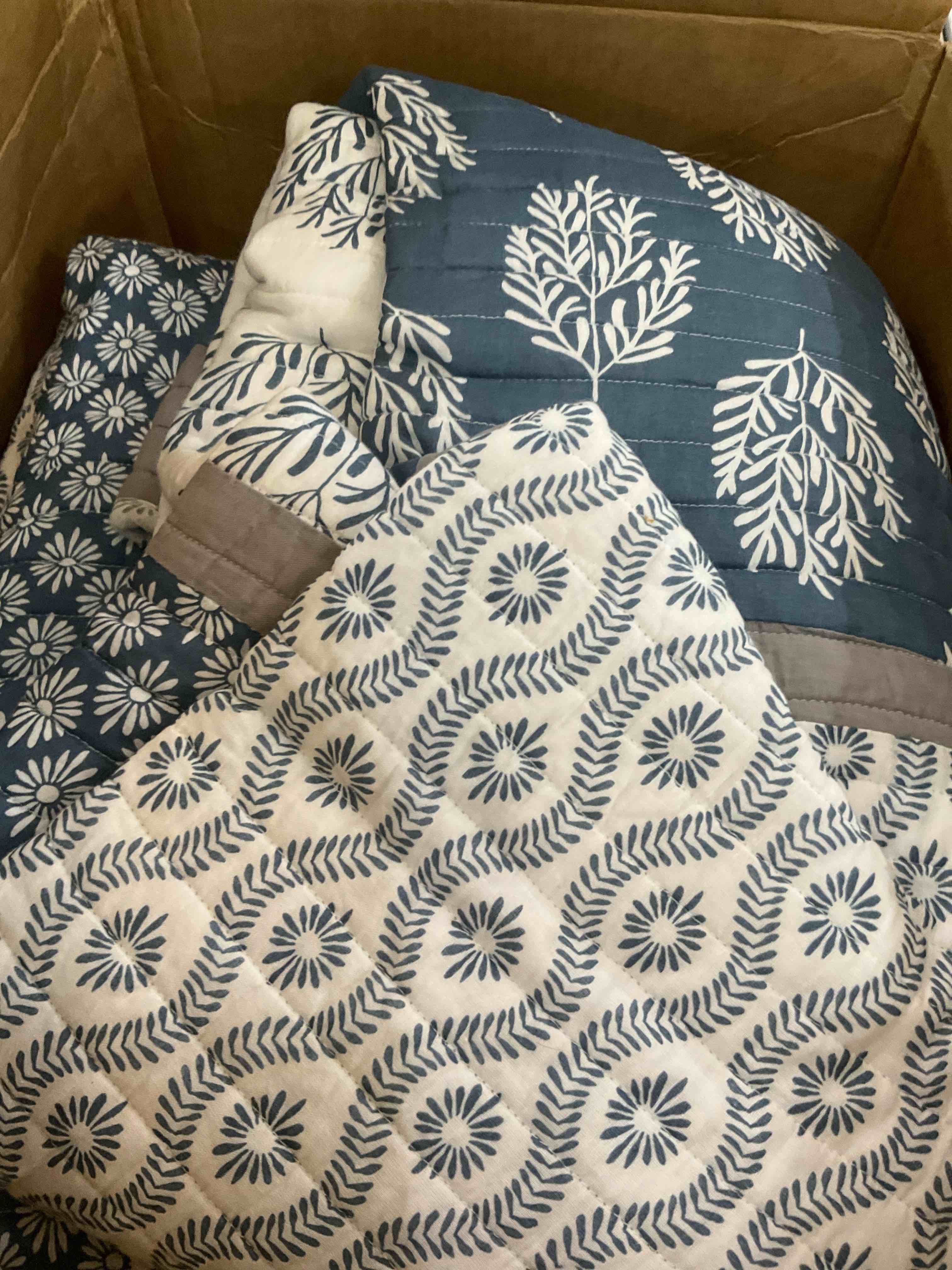 https://s3.amazonaws.com/lotting-images-prod/BargainHunt/EXS01564742_1722532313872.jpeg
