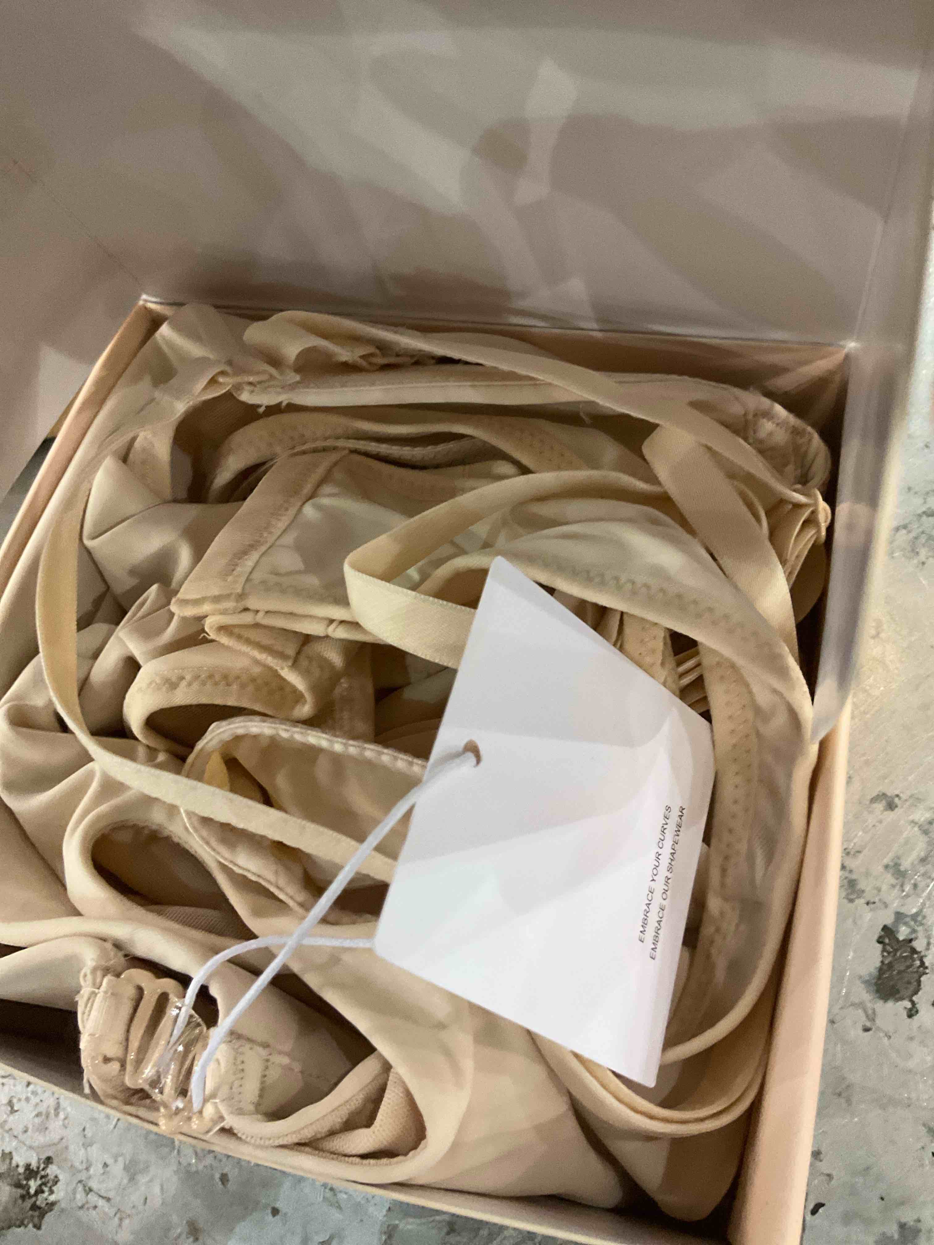 https://s3.amazonaws.com/lotting-images-prod/BargainHunt/EXS01565016_1716990188377.jpeg
