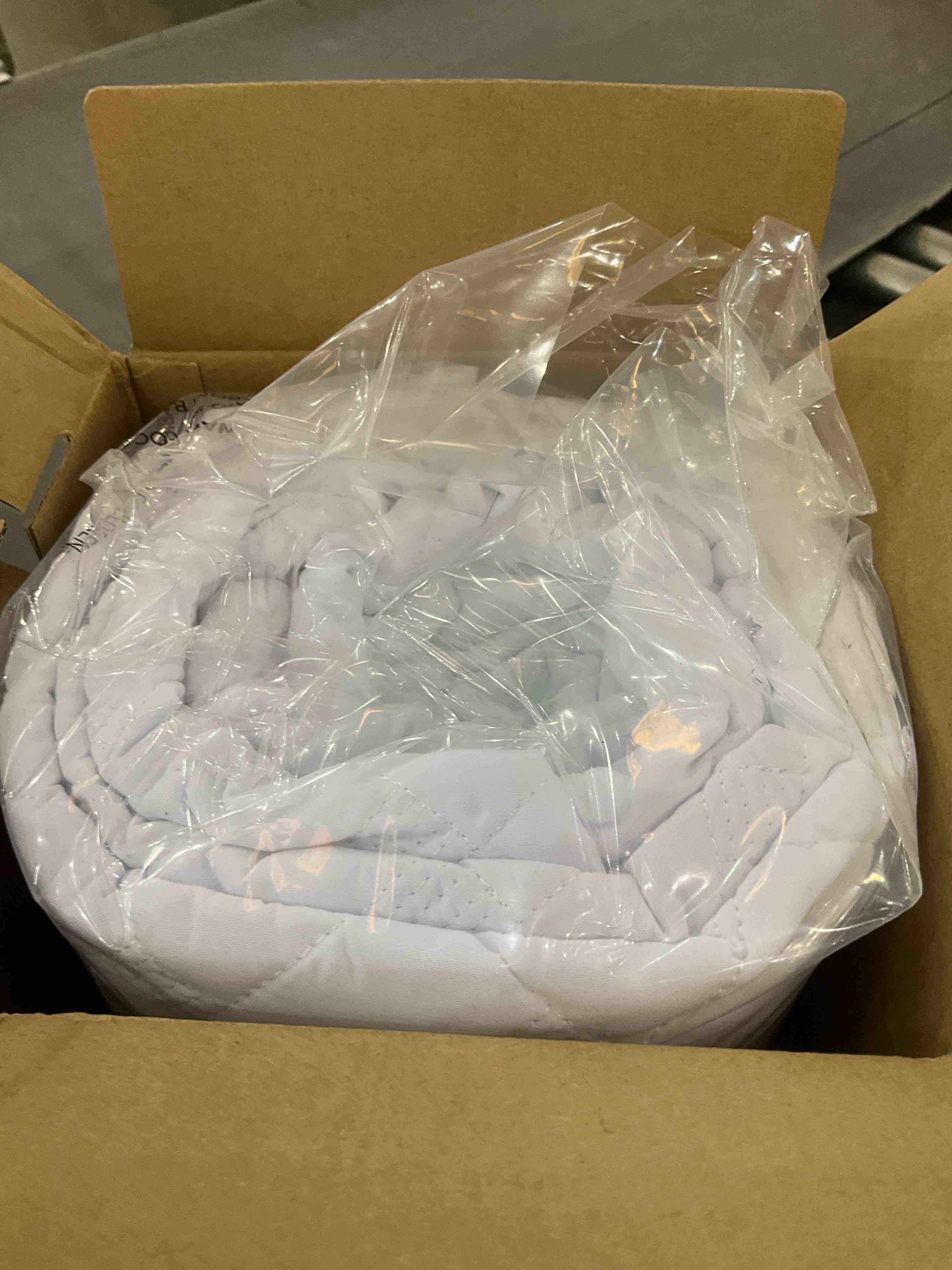 https://s3.amazonaws.com/lotting-images-prod/BargainHunt/EXS01565061_1716995200375.jpeg