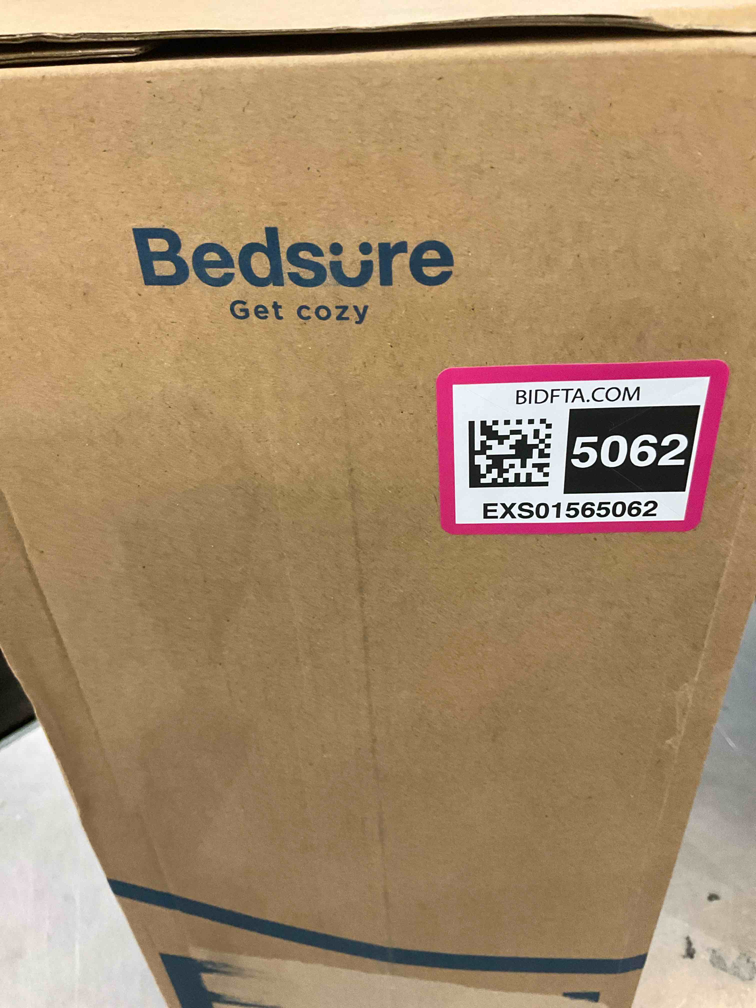 https://s3.amazonaws.com/lotting-images-prod/BargainHunt/EXS01565062_1716995060497.jpeg
