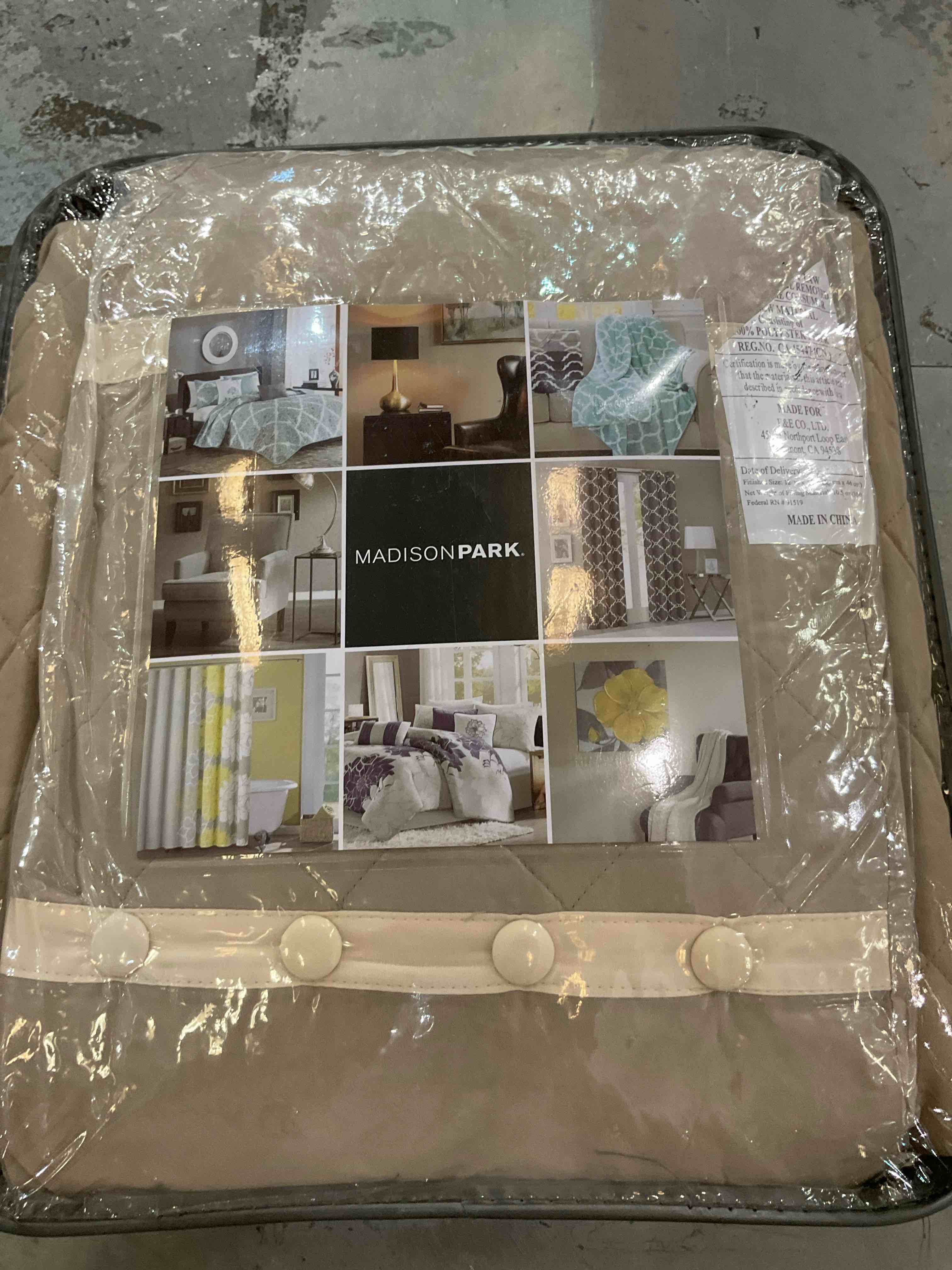 https://s3.amazonaws.com/lotting-images-prod/BargainHunt/EXS01566212_1716216408335.jpeg