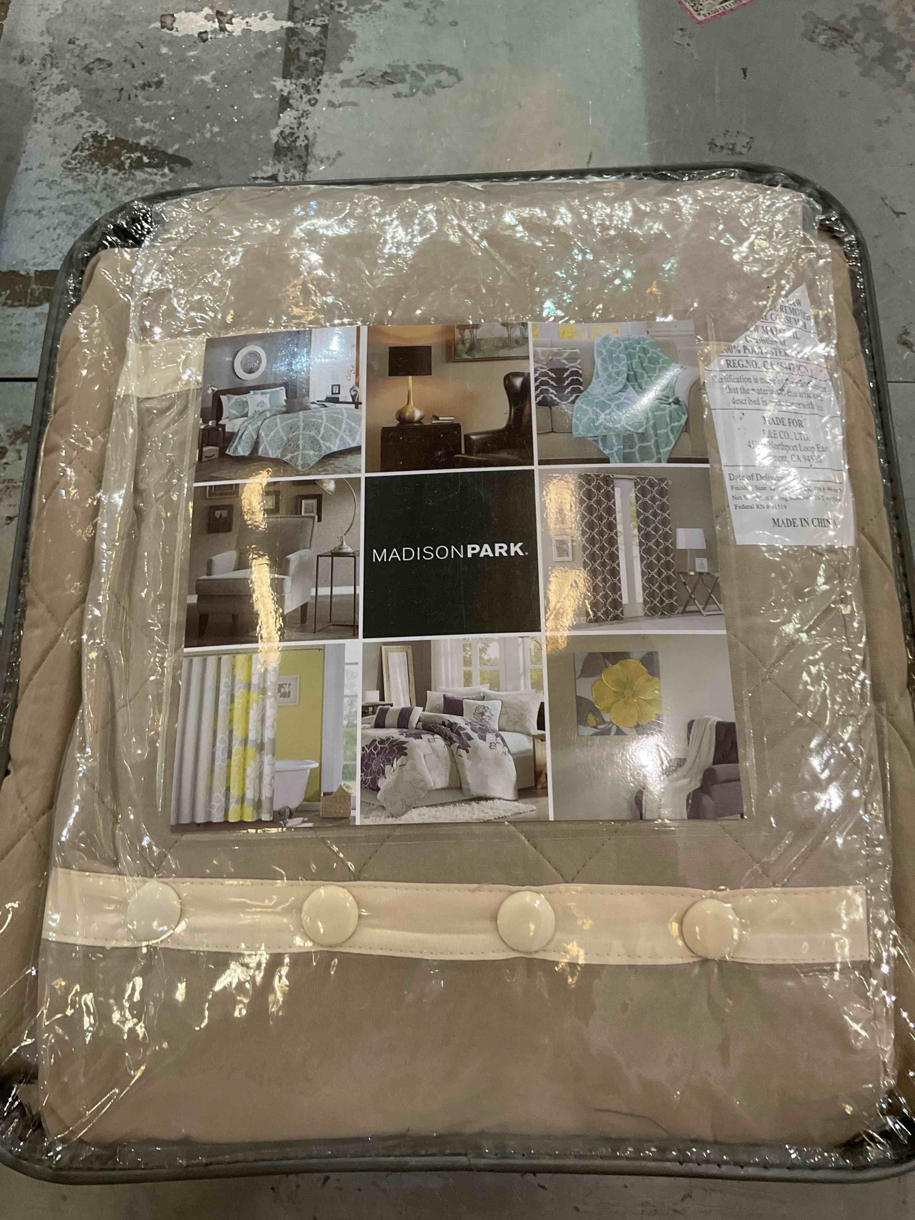 https://s3.amazonaws.com/lotting-images-prod/BargainHunt/EXS01566212_1716216409254.jpeg