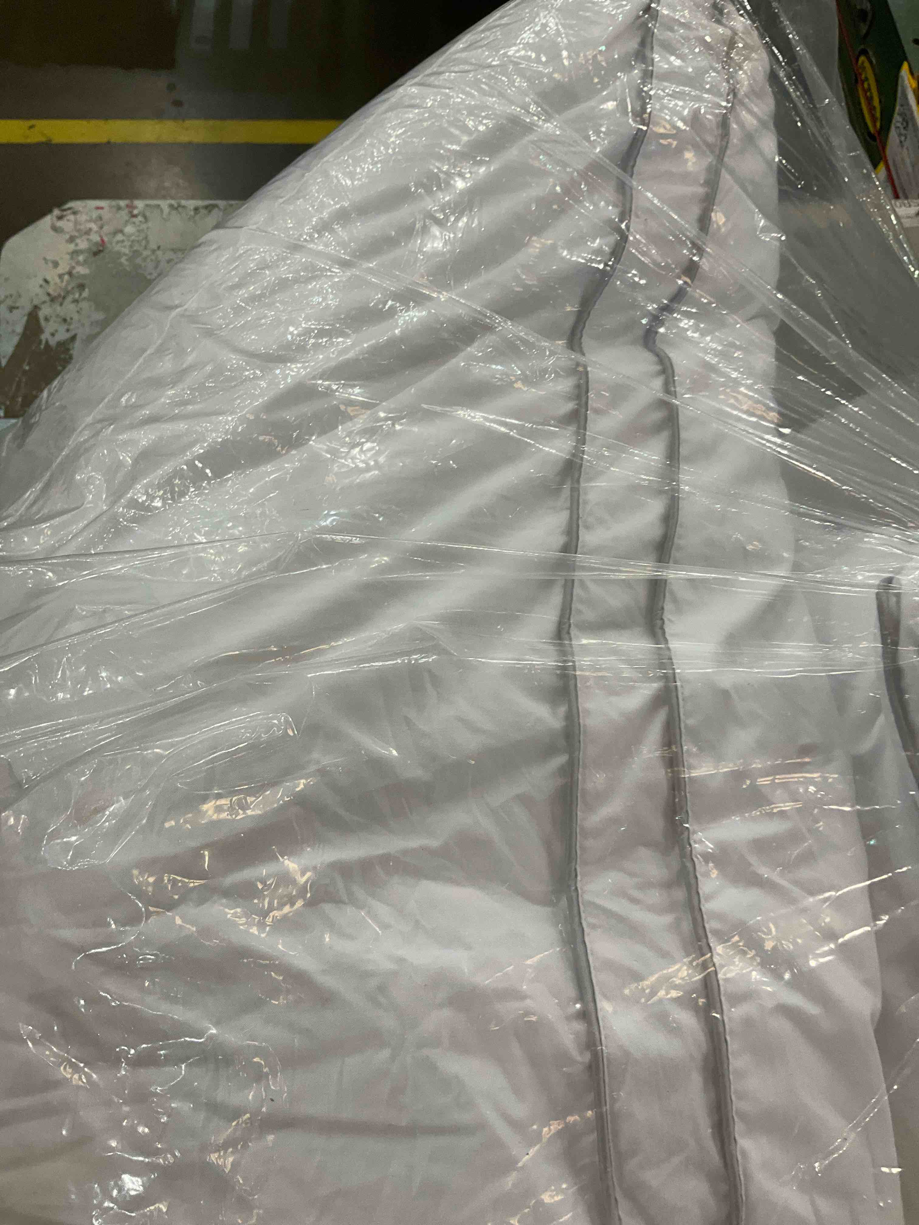 https://s3.amazonaws.com/lotting-images-prod/BargainHunt/EXS01566218_1716216836084.jpeg