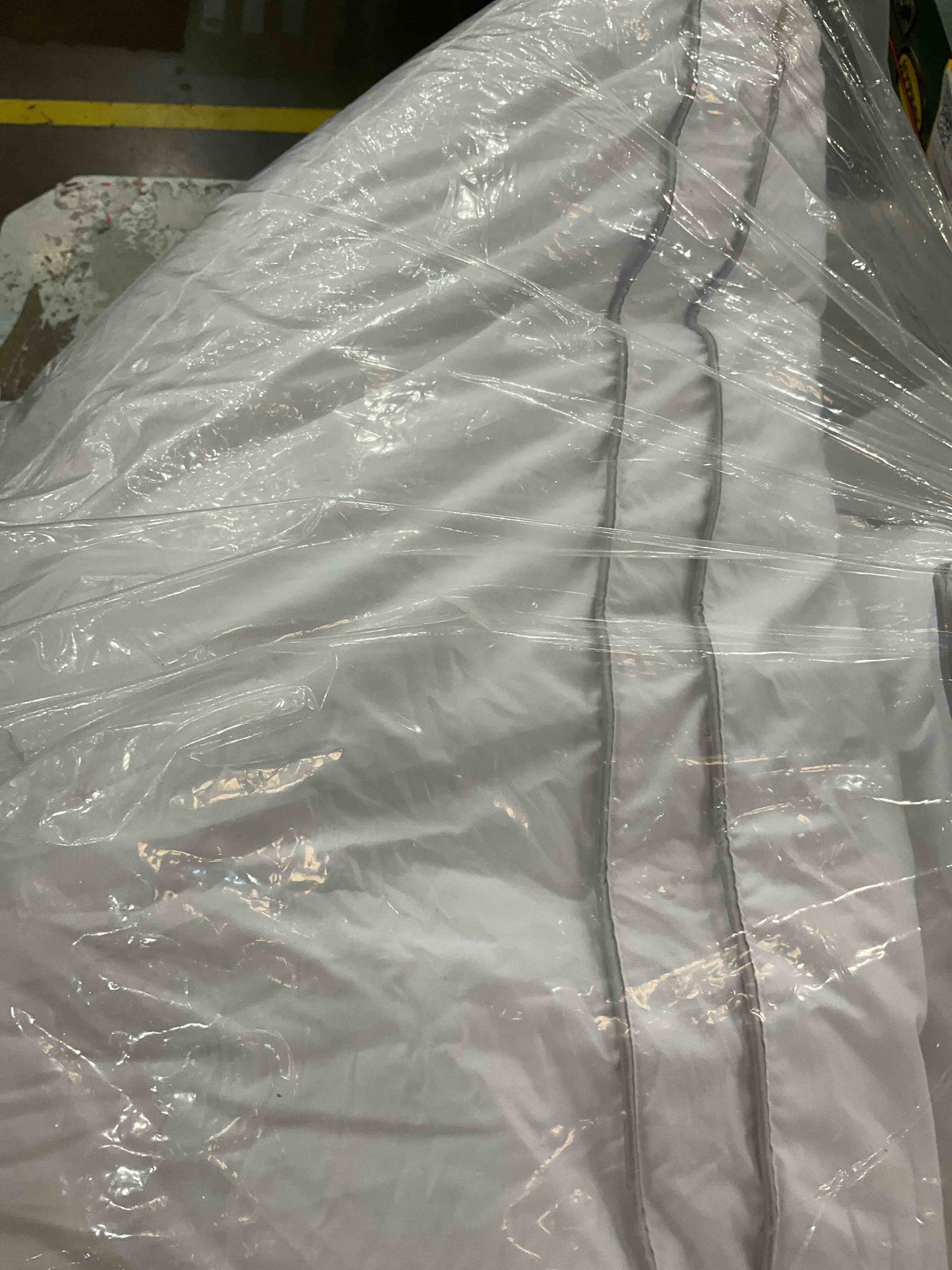 https://s3.amazonaws.com/lotting-images-prod/BargainHunt/EXS01566218_1716216837771.jpeg