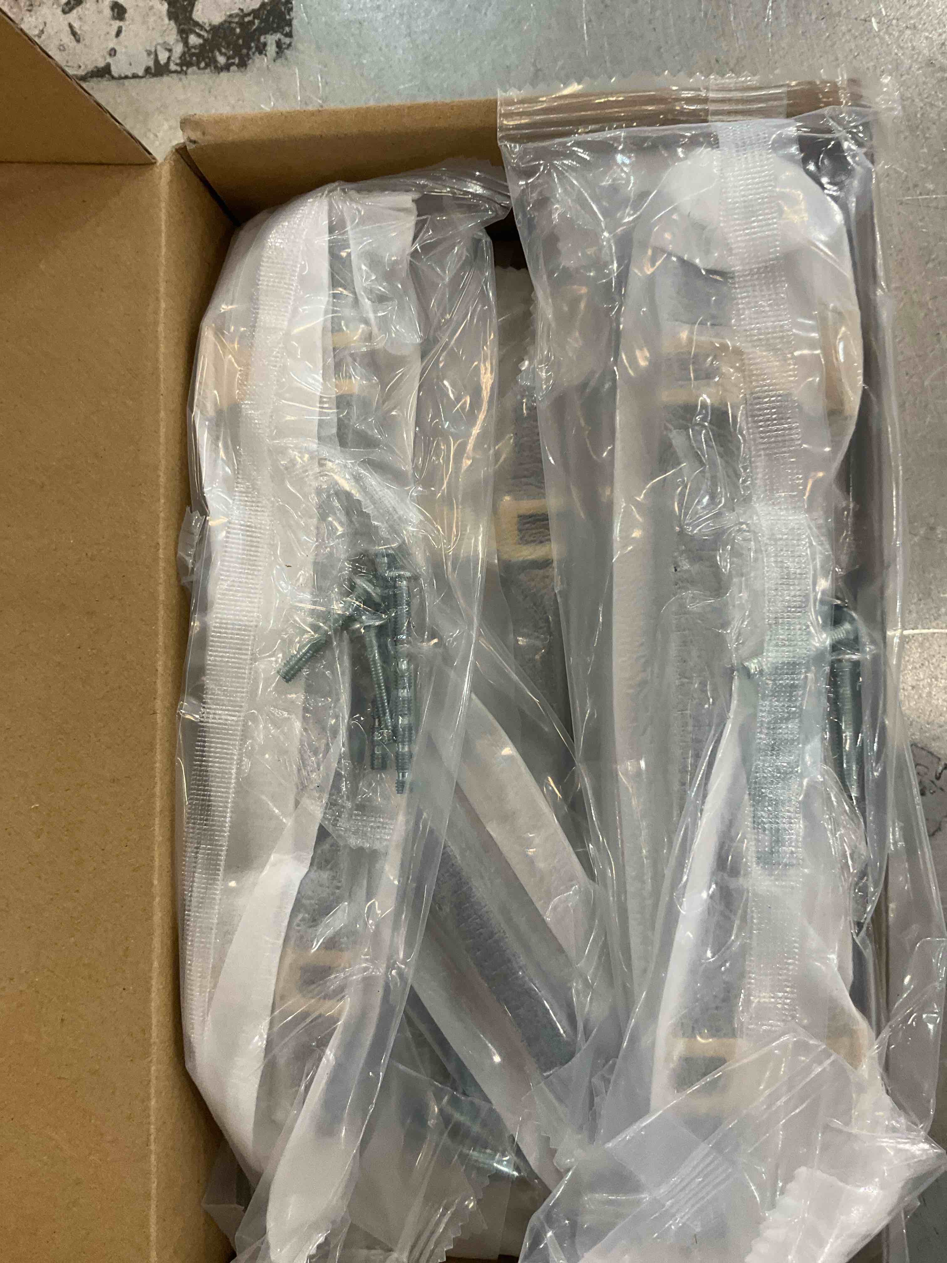 https://s3.amazonaws.com/lotting-images-prod/BargainHunt/EXS01566278_1716225833513.jpeg