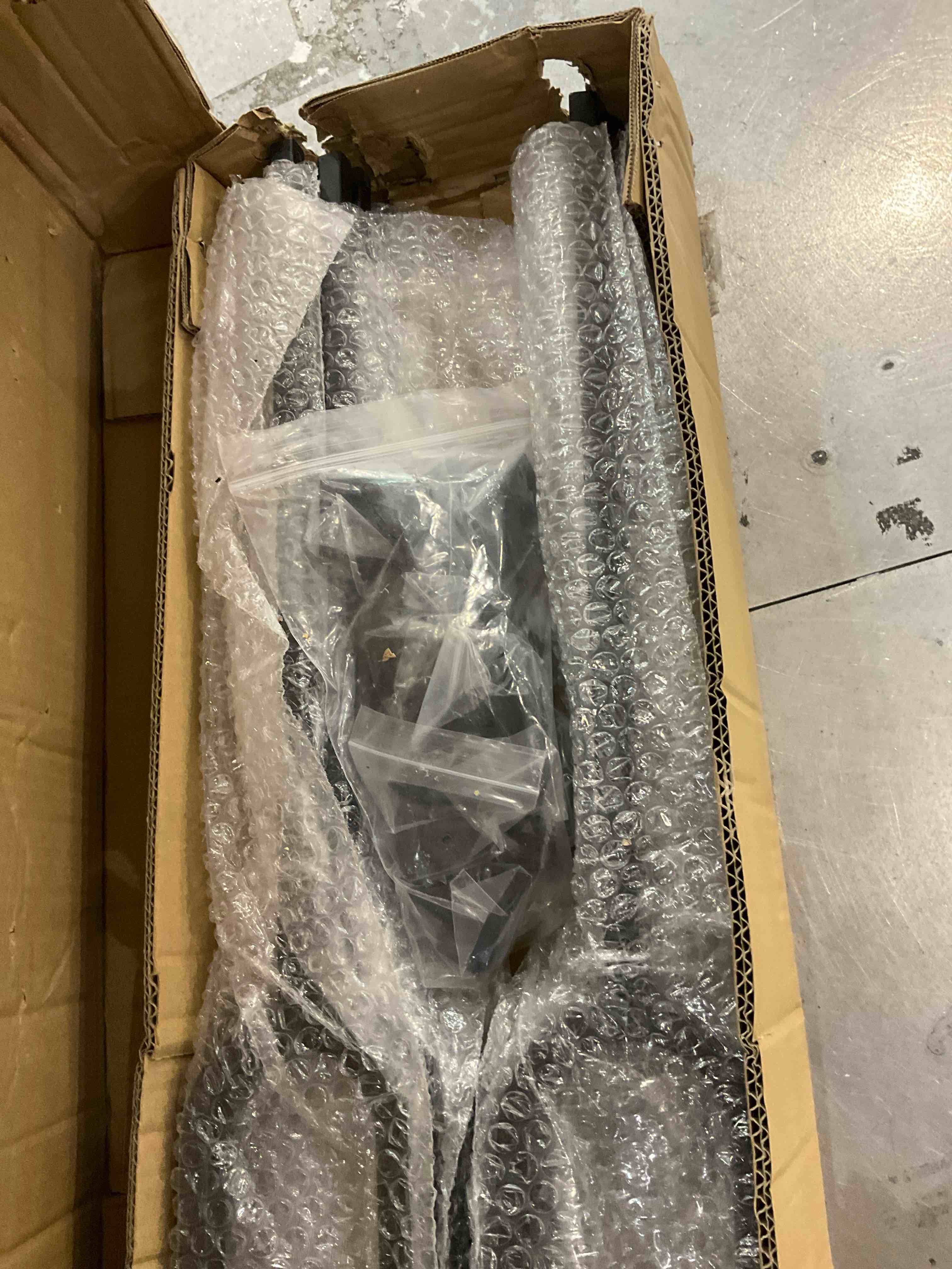 https://s3.amazonaws.com/lotting-images-prod/BargainHunt/EXS01566451_1716377024073.jpeg