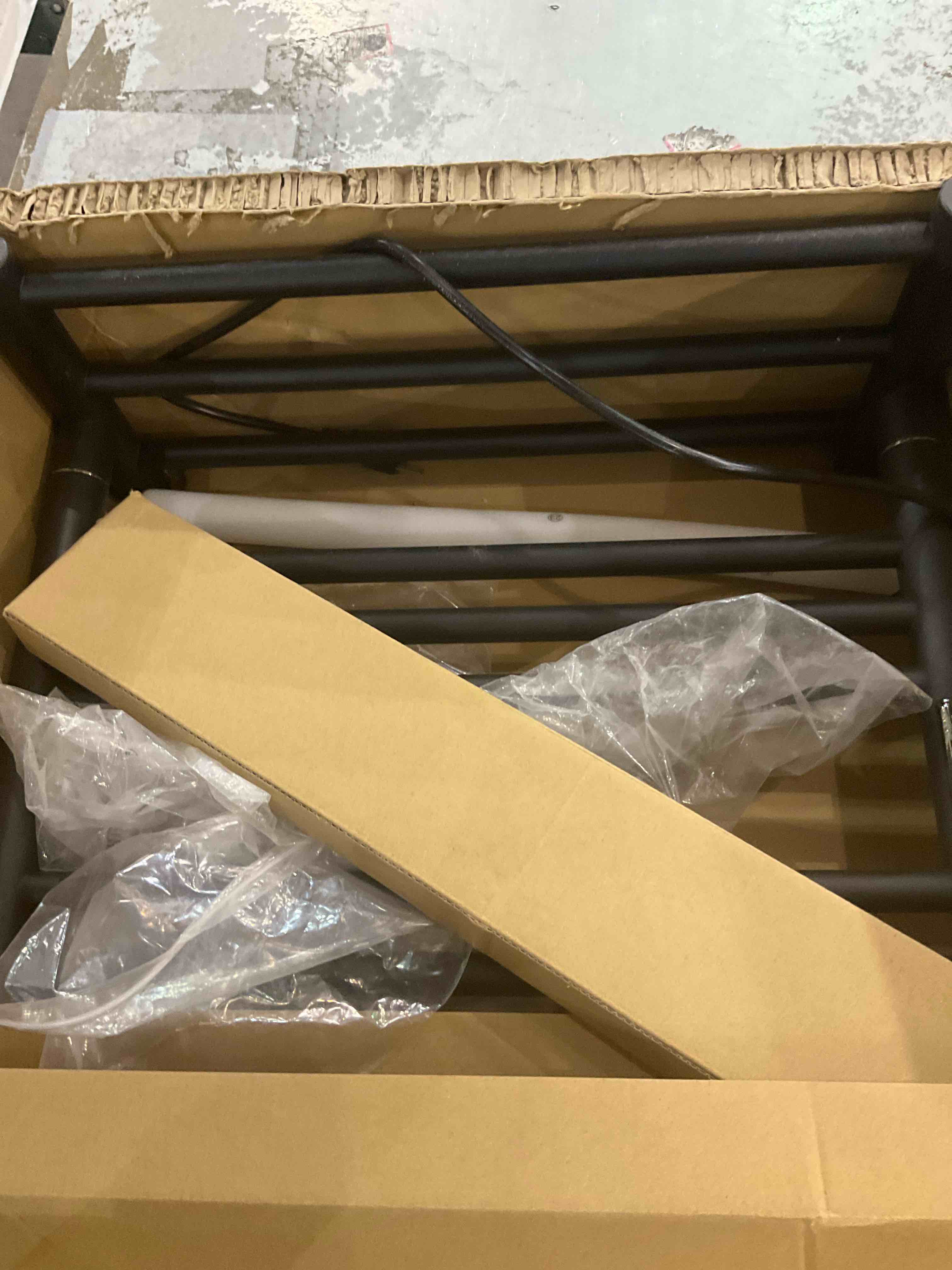 https://s3.amazonaws.com/lotting-images-prod/BargainHunt/EXS01566472_1716380601474.jpeg