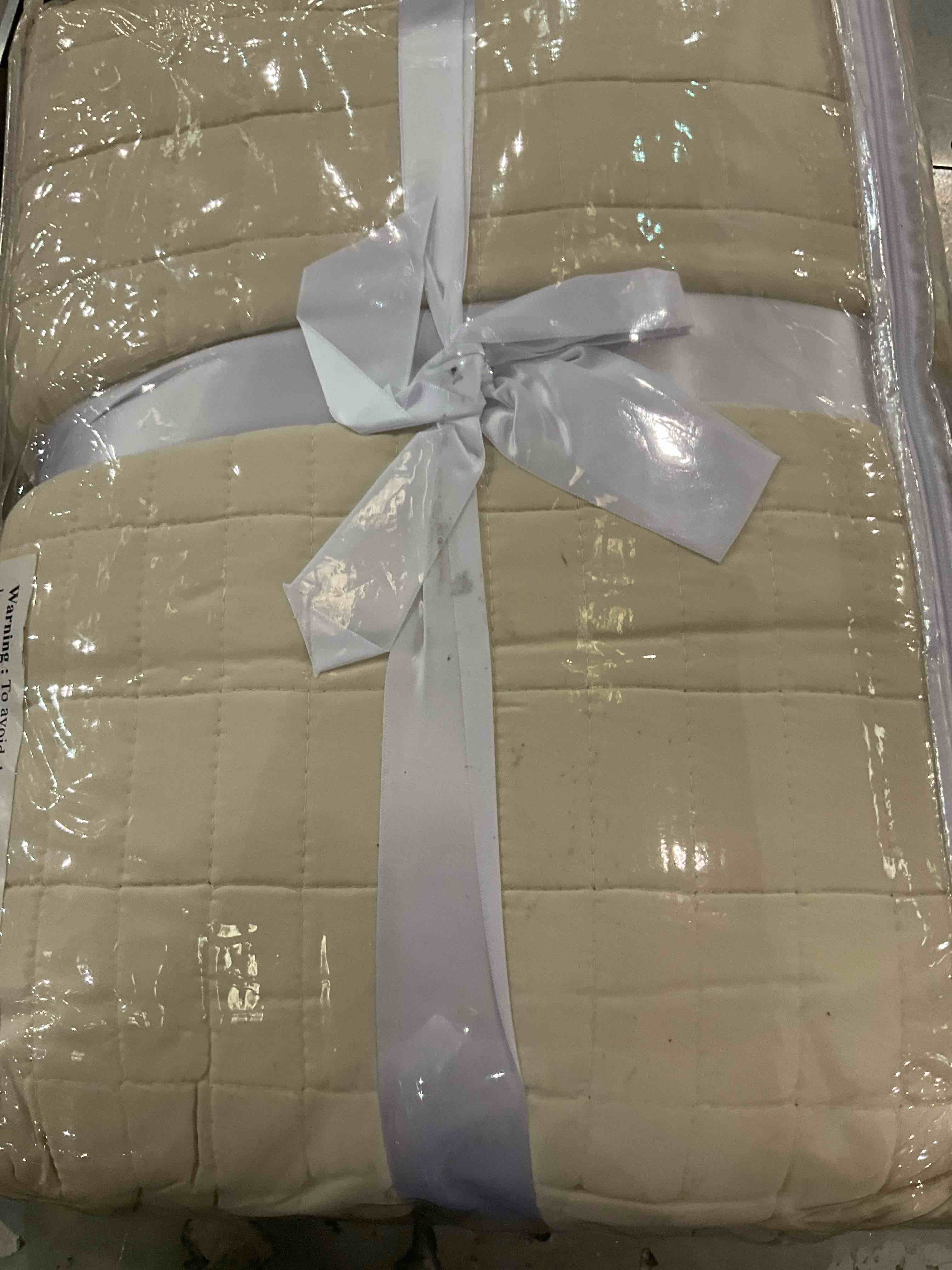 https://s3.amazonaws.com/lotting-images-prod/BargainHunt/EXS01566486_1716382482287.jpeg