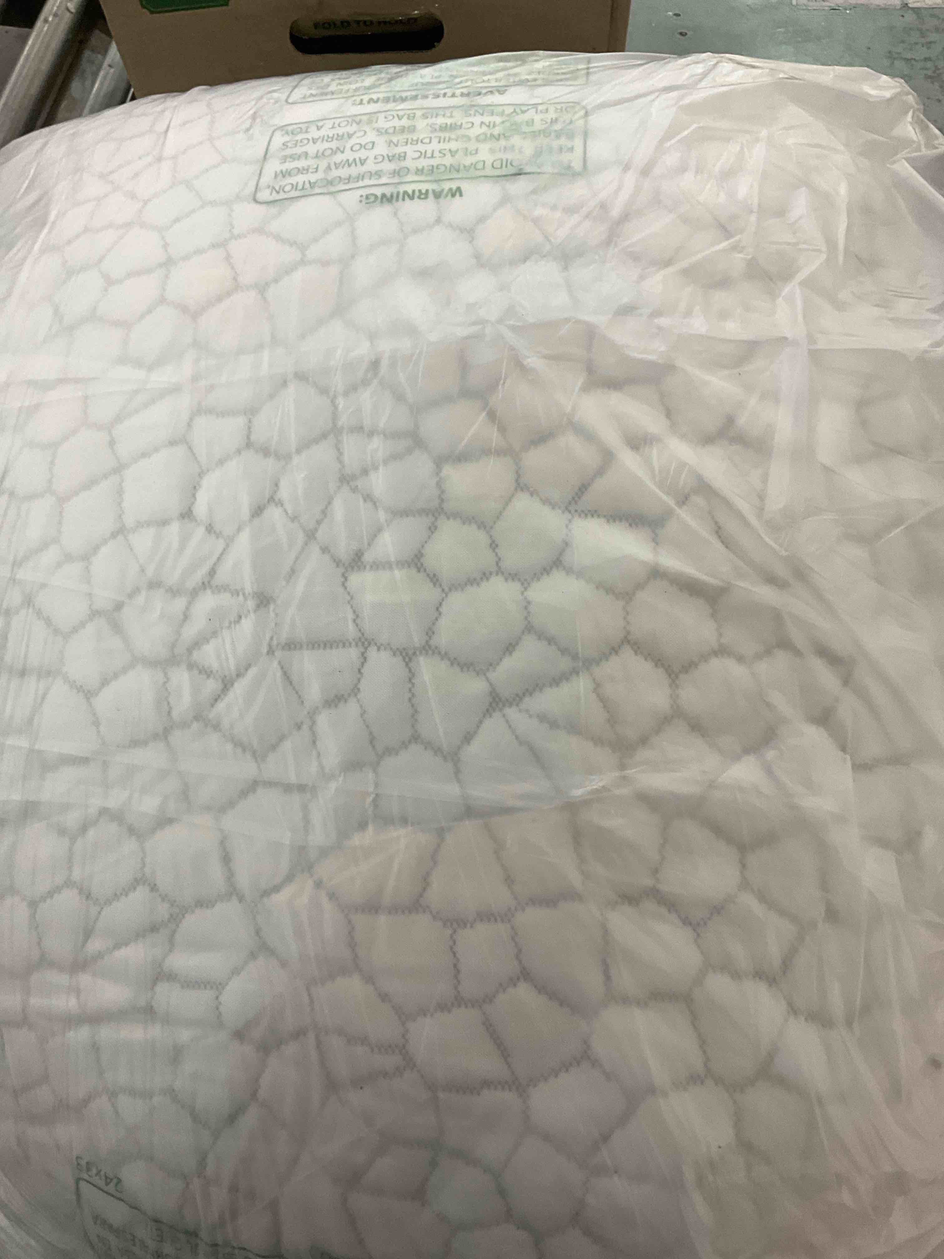 https://s3.amazonaws.com/lotting-images-prod/BargainHunt/EXS01566490_1716384864497.jpeg