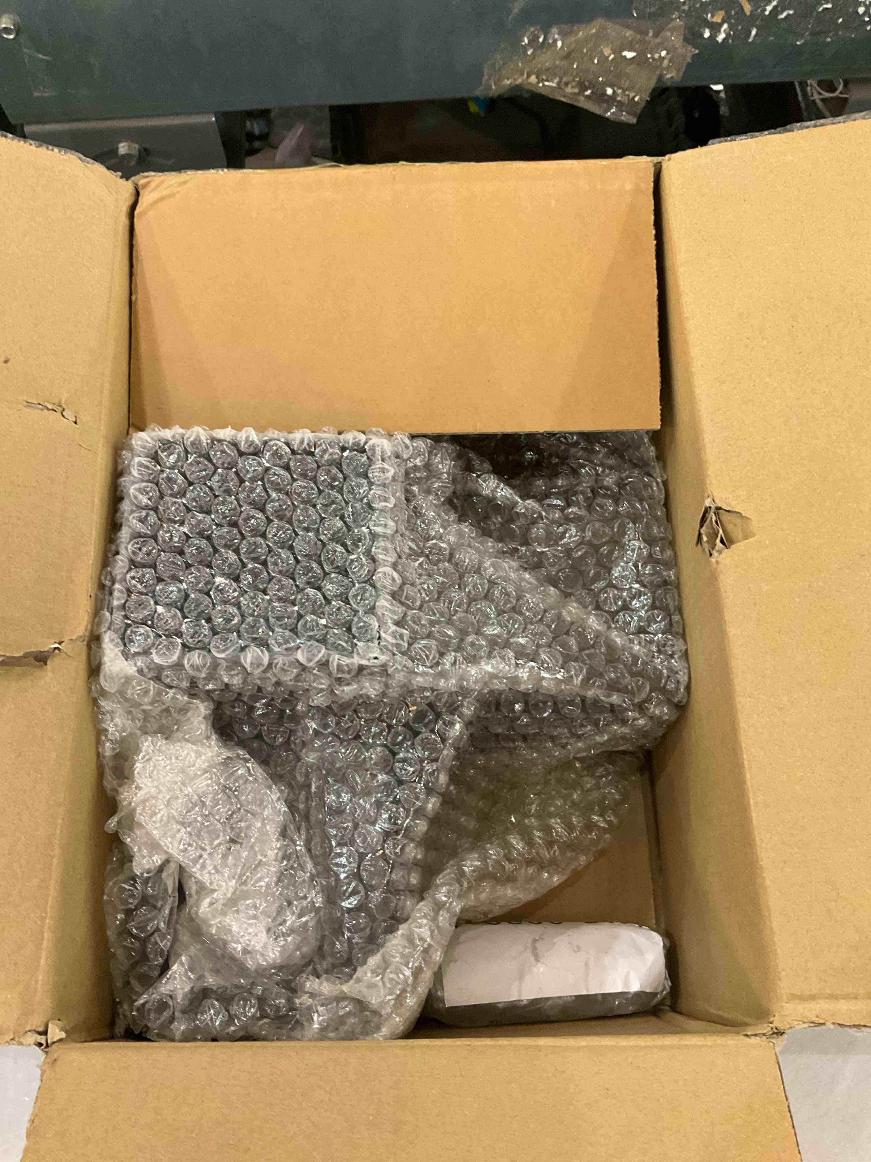 https://s3.amazonaws.com/lotting-images-prod/BargainHunt/EXS01566698_1716302038769.jpeg