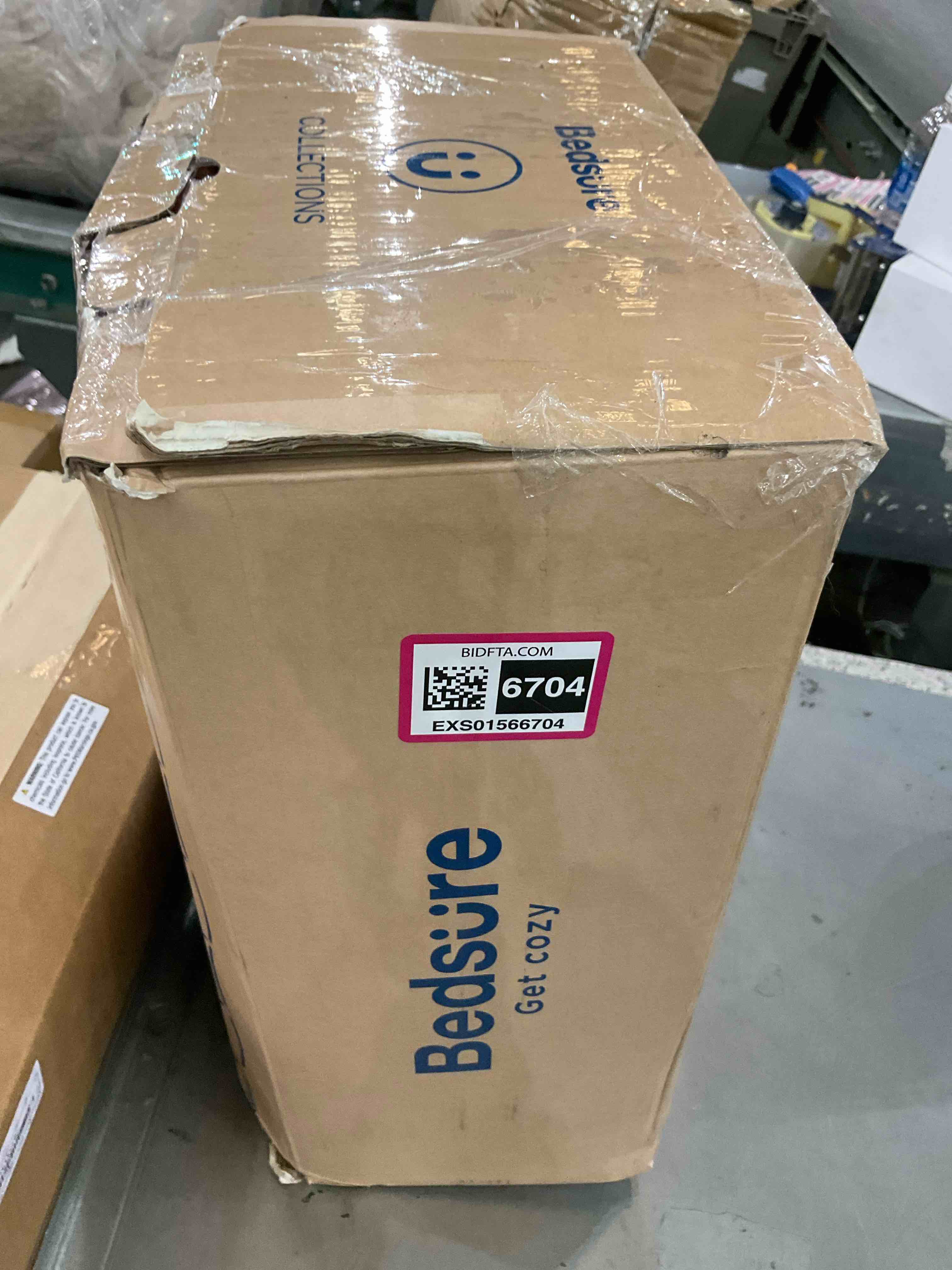 https://s3.amazonaws.com/lotting-images-prod/BargainHunt/EXS01566704_1716302701859.jpeg