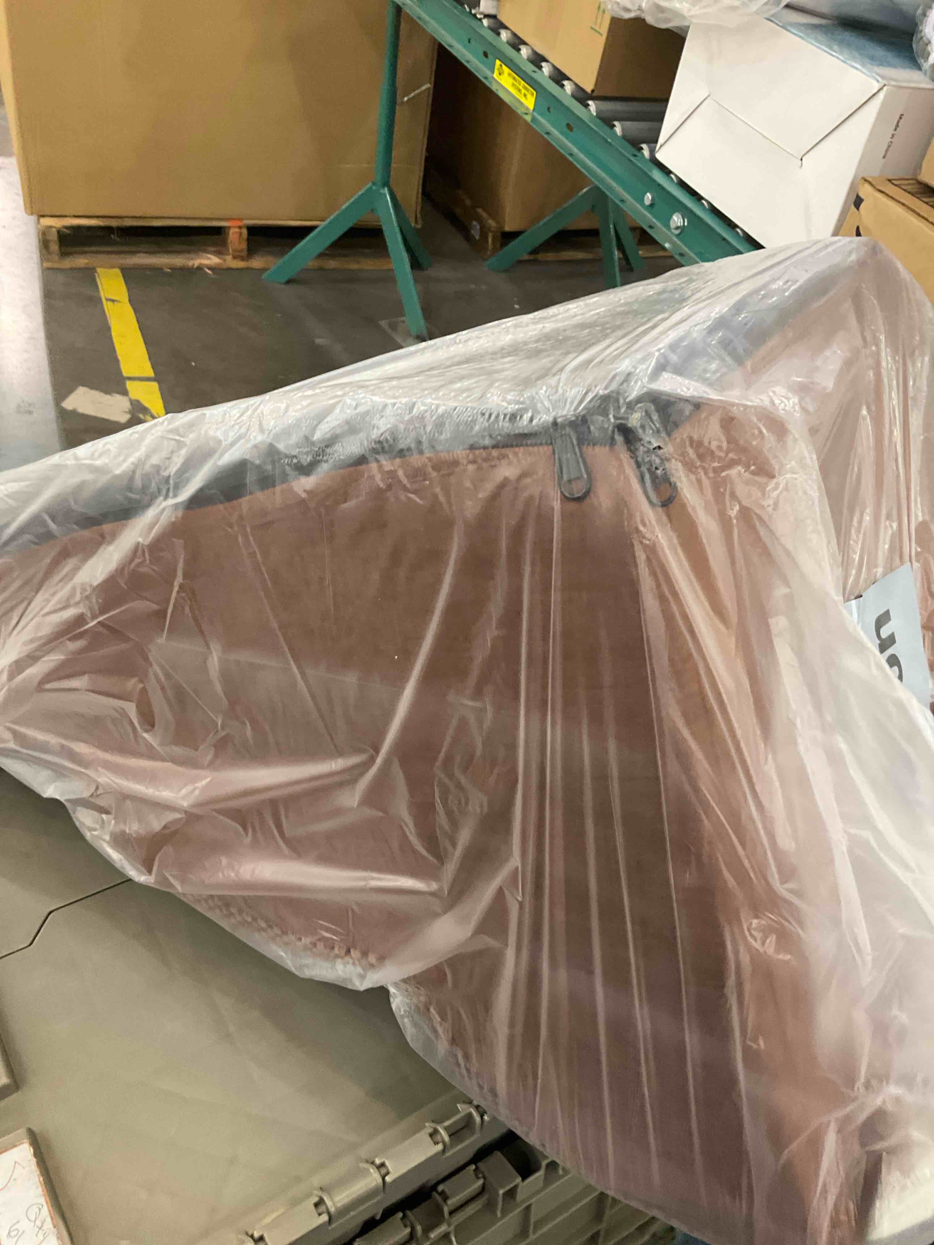 https://s3.amazonaws.com/lotting-images-prod/BargainHunt/EXS01567517_1715886715687.jpeg