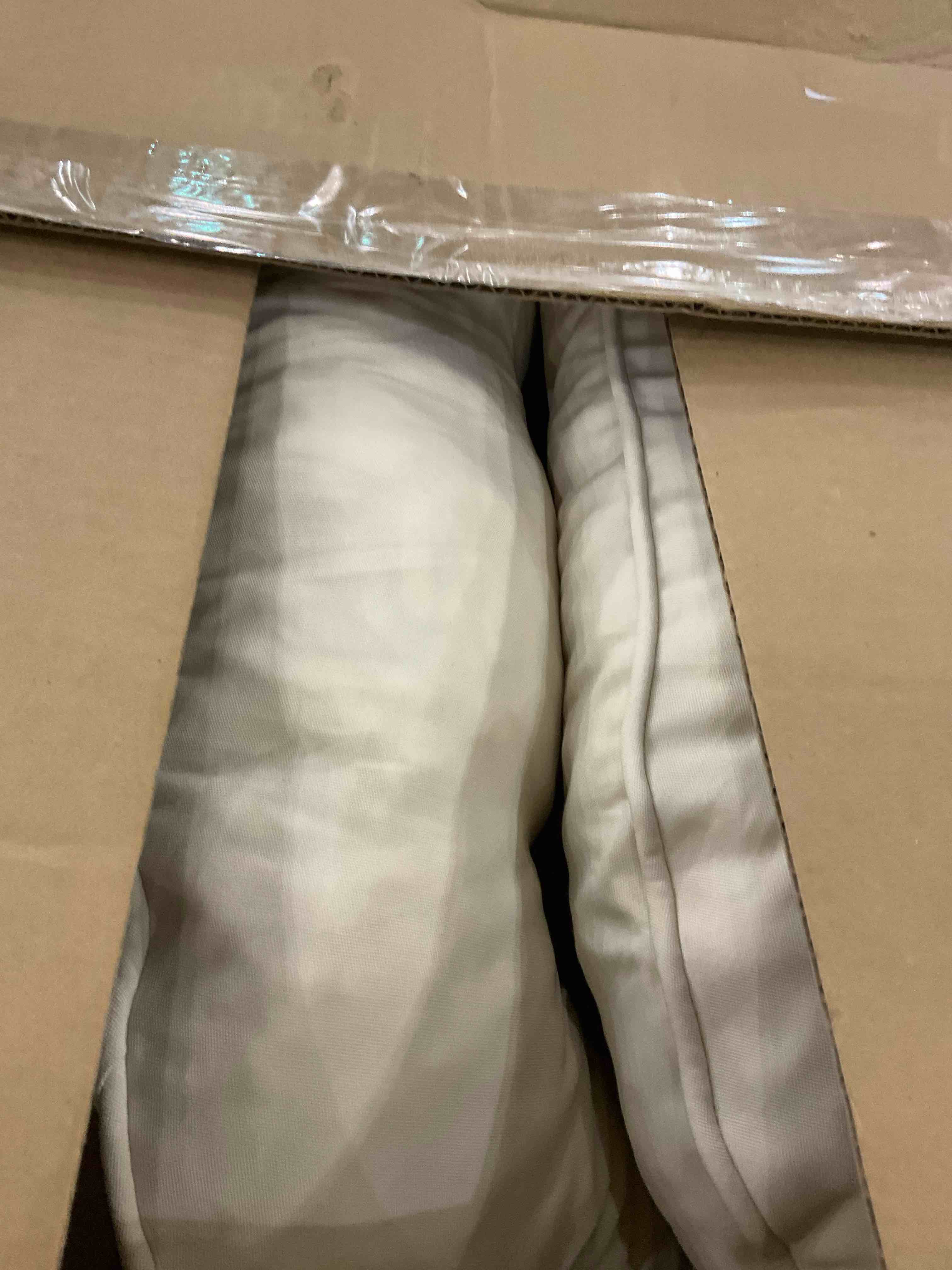 https://s3.amazonaws.com/lotting-images-prod/BargainHunt/EXS01567527_1715945463102.jpeg