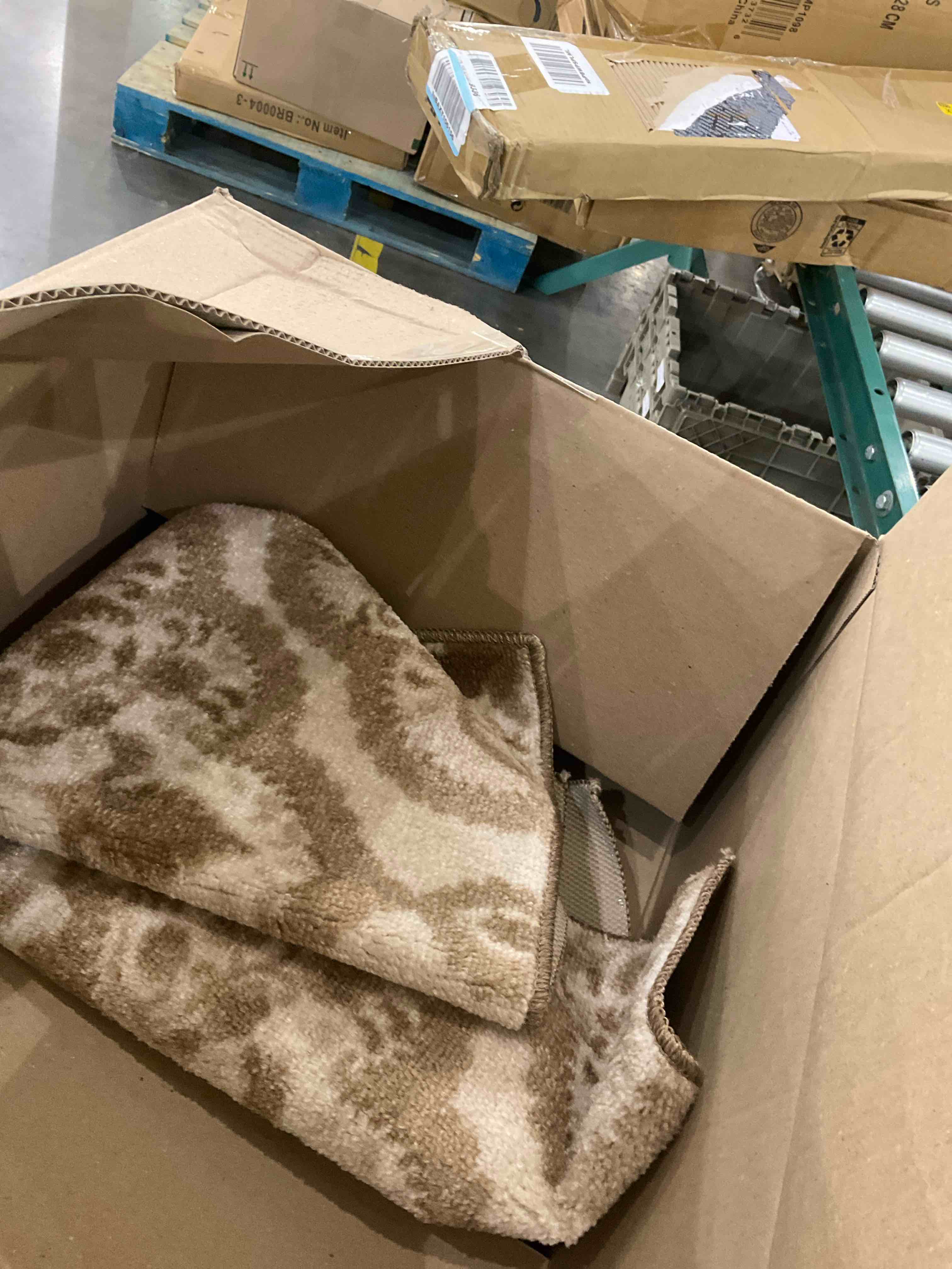https://s3.amazonaws.com/lotting-images-prod/BargainHunt/EXS01567596_1715954728906.jpeg