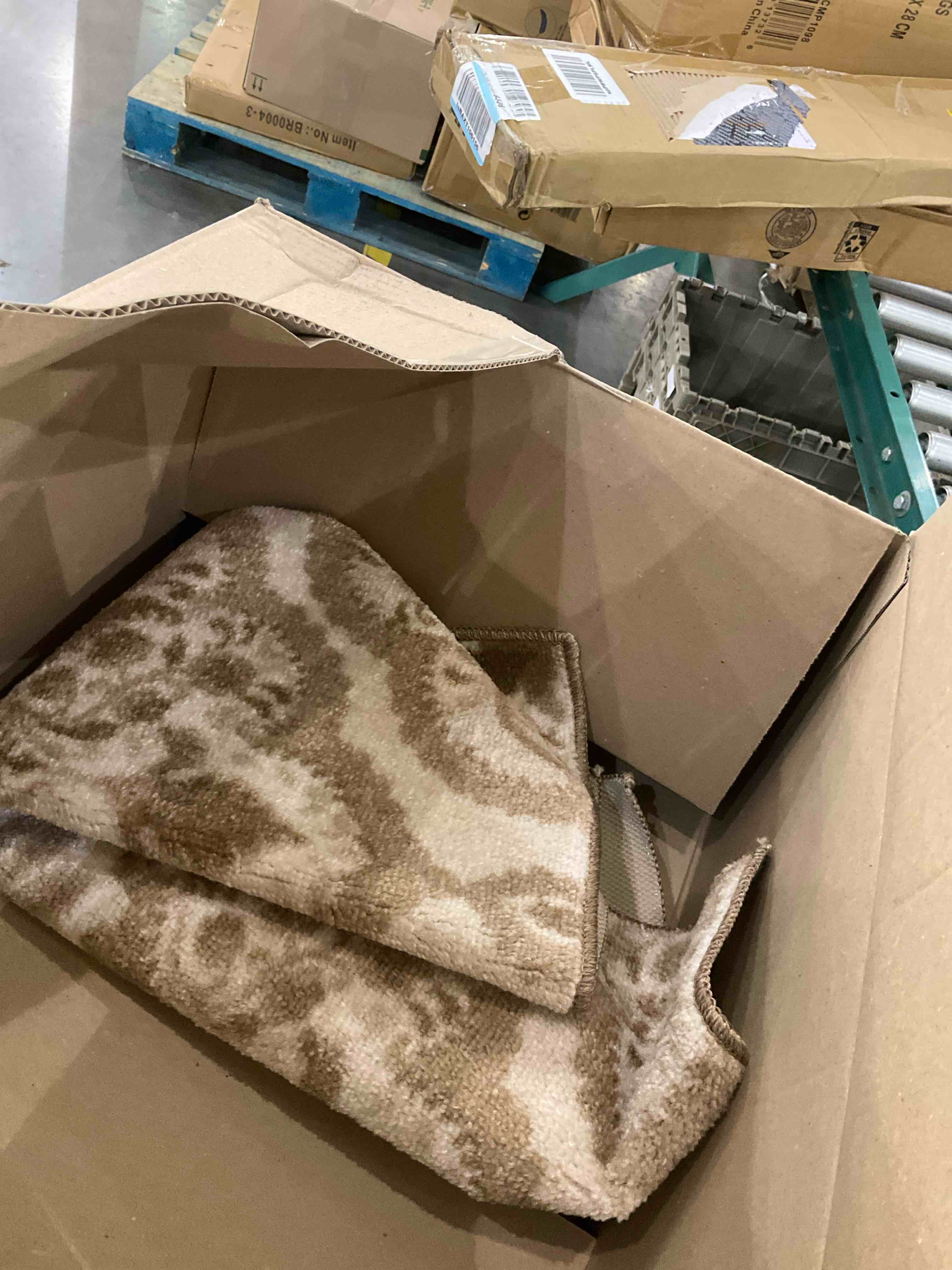 https://s3.amazonaws.com/lotting-images-prod/BargainHunt/EXS01567596_1715954730783.jpeg
