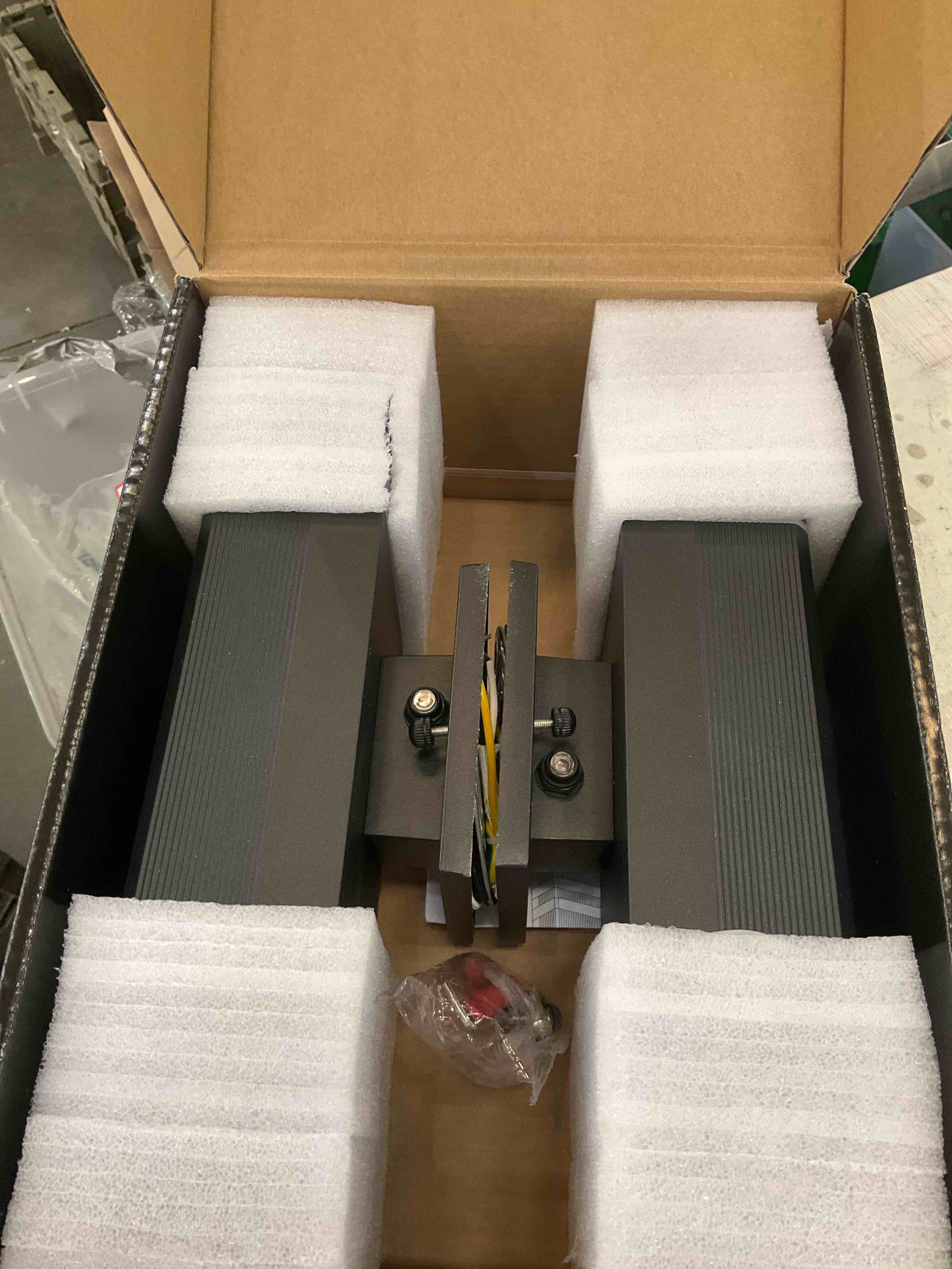 https://s3.amazonaws.com/lotting-images-prod/BargainHunt/EXS01567830_1716224436650.jpeg