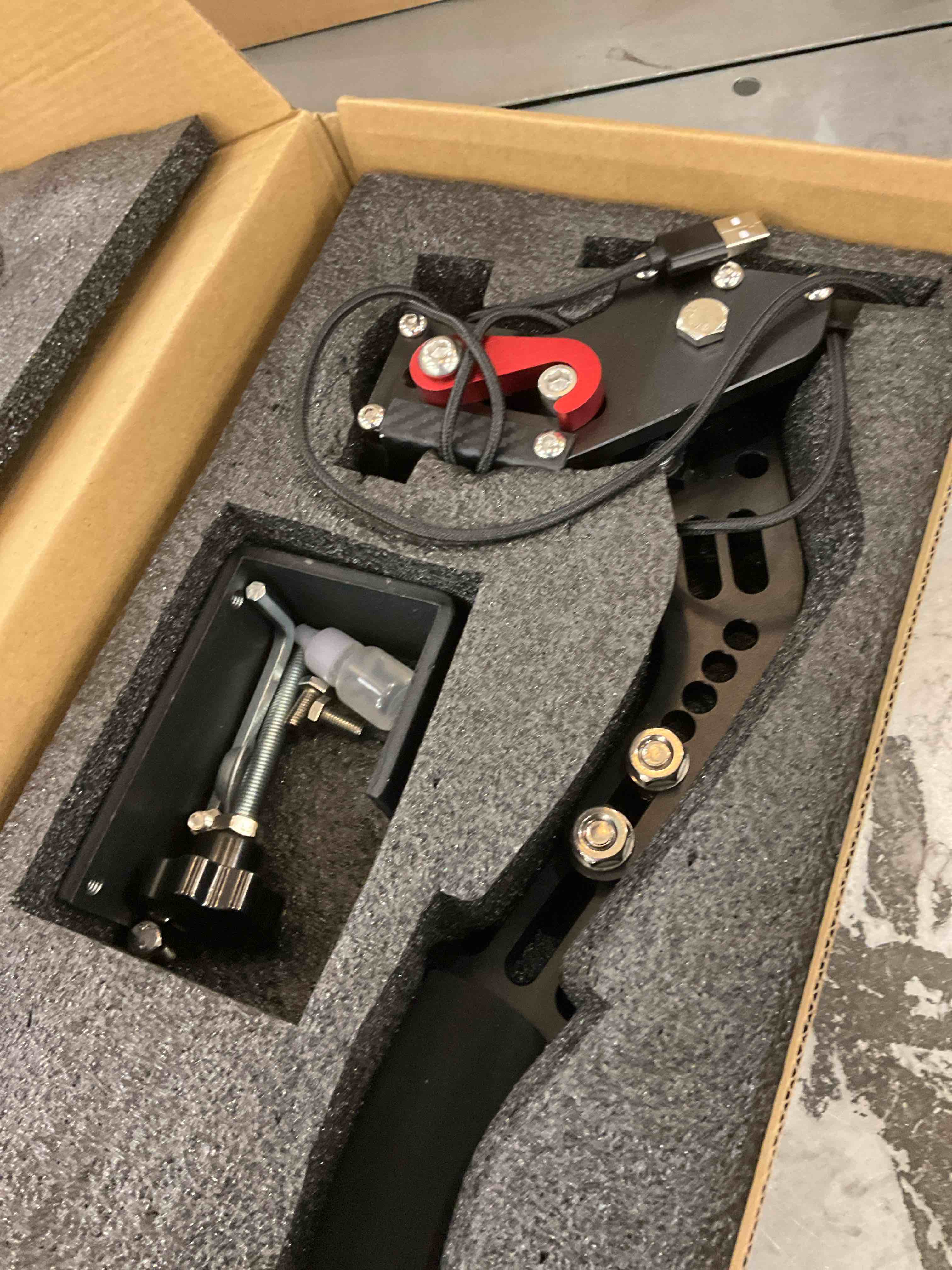 https://s3.amazonaws.com/lotting-images-prod/BargainHunt/EXS01568317_1716216257949.jpeg