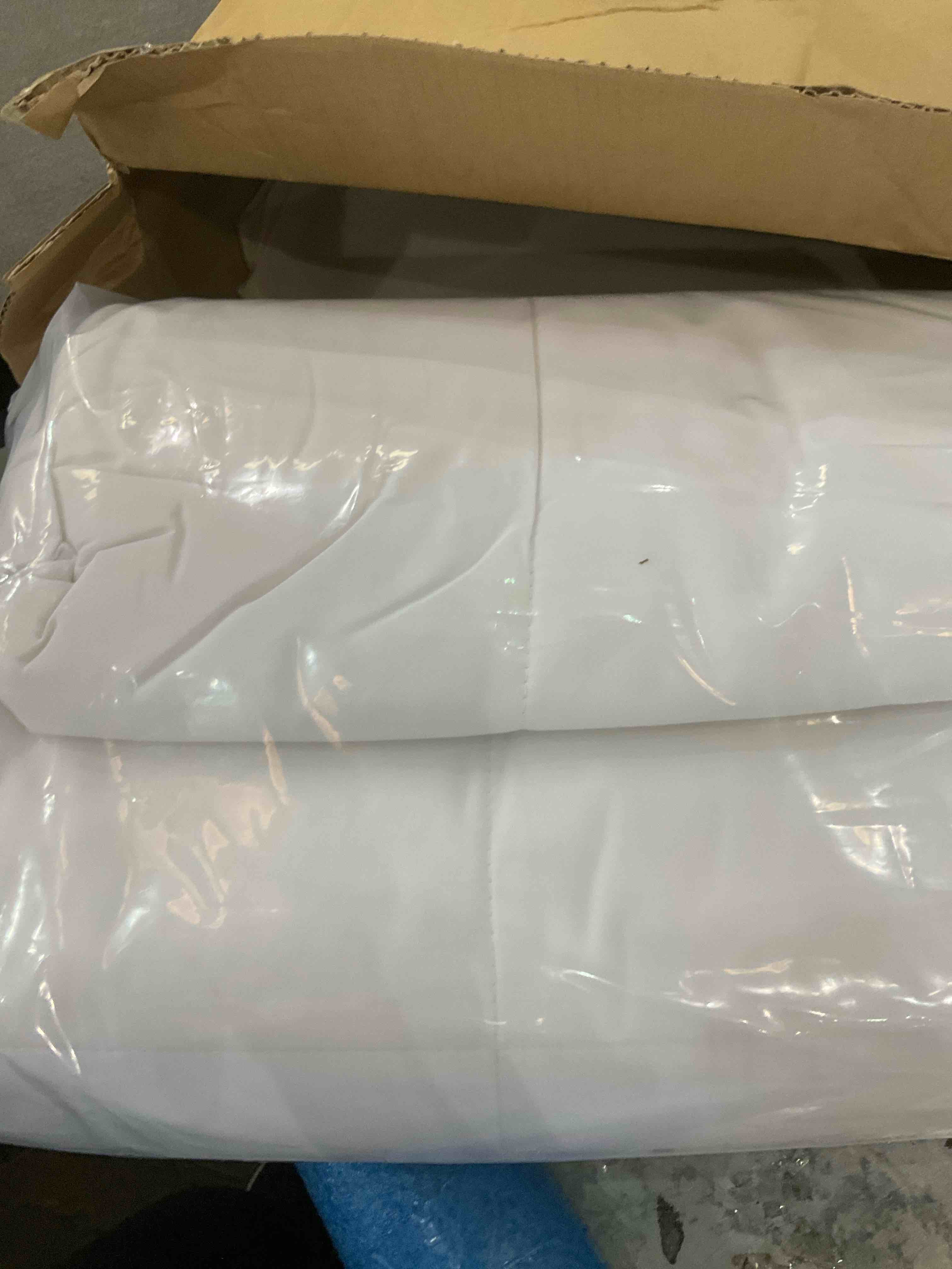 https://s3.amazonaws.com/lotting-images-prod/BargainHunt/EXS01568352_1716224732676.jpeg