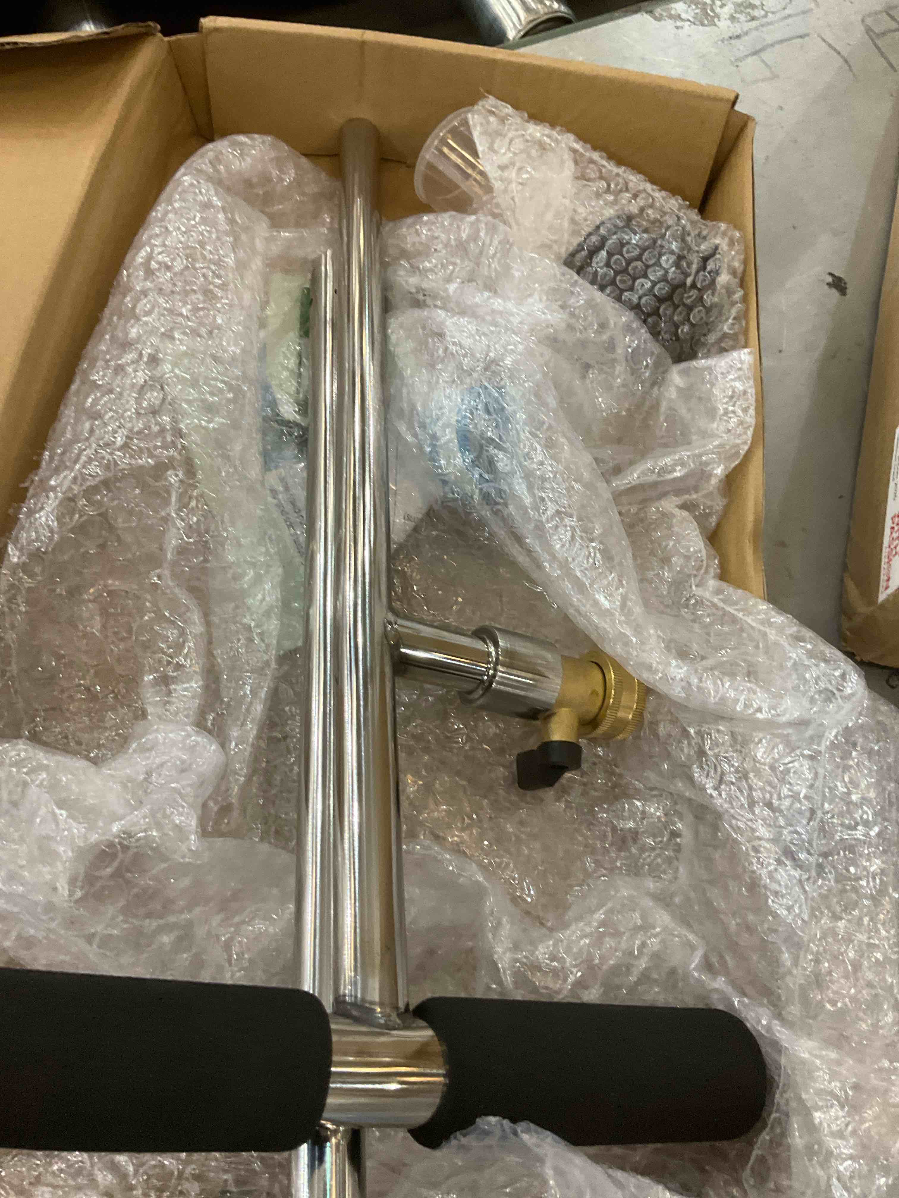https://s3.amazonaws.com/lotting-images-prod/BargainHunt/EXS01568379_1716230046371.jpeg