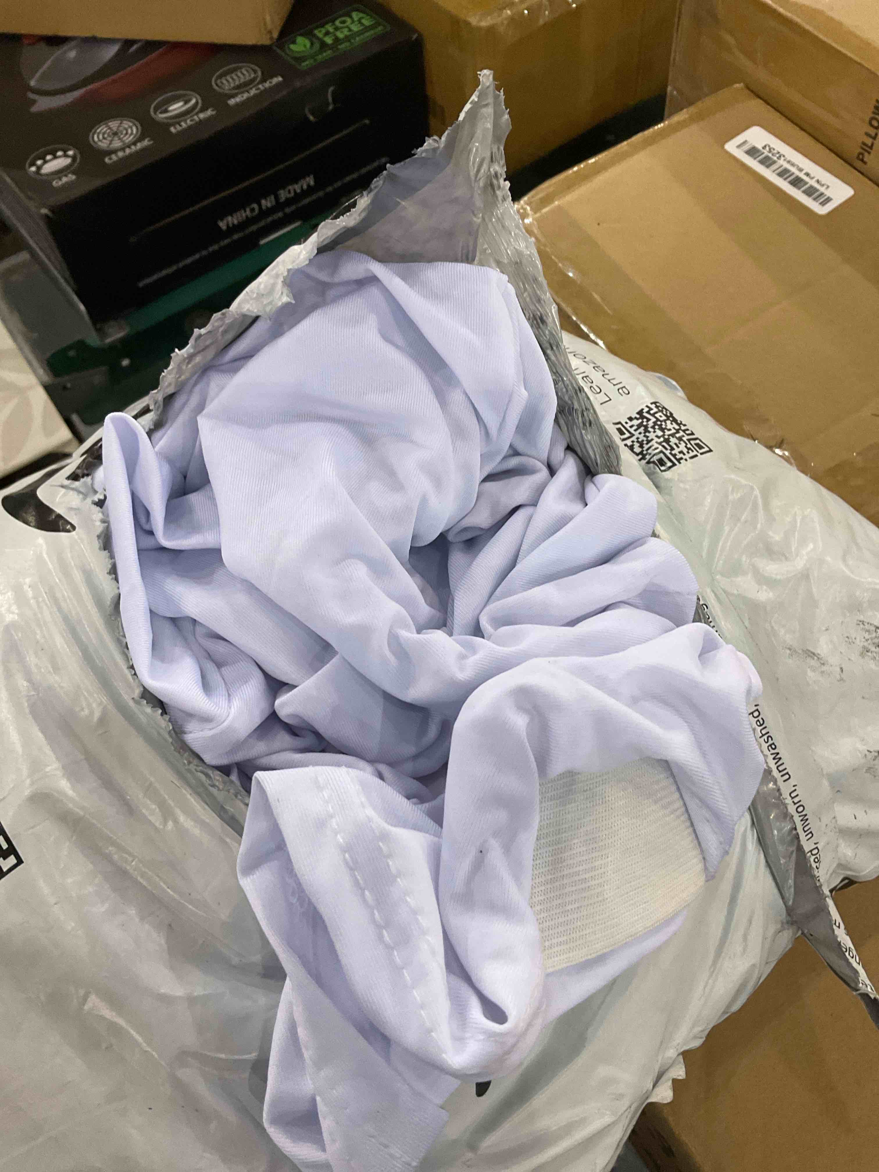 https://s3.amazonaws.com/lotting-images-prod/BargainHunt/EXS01568932_1716895372141.jpeg