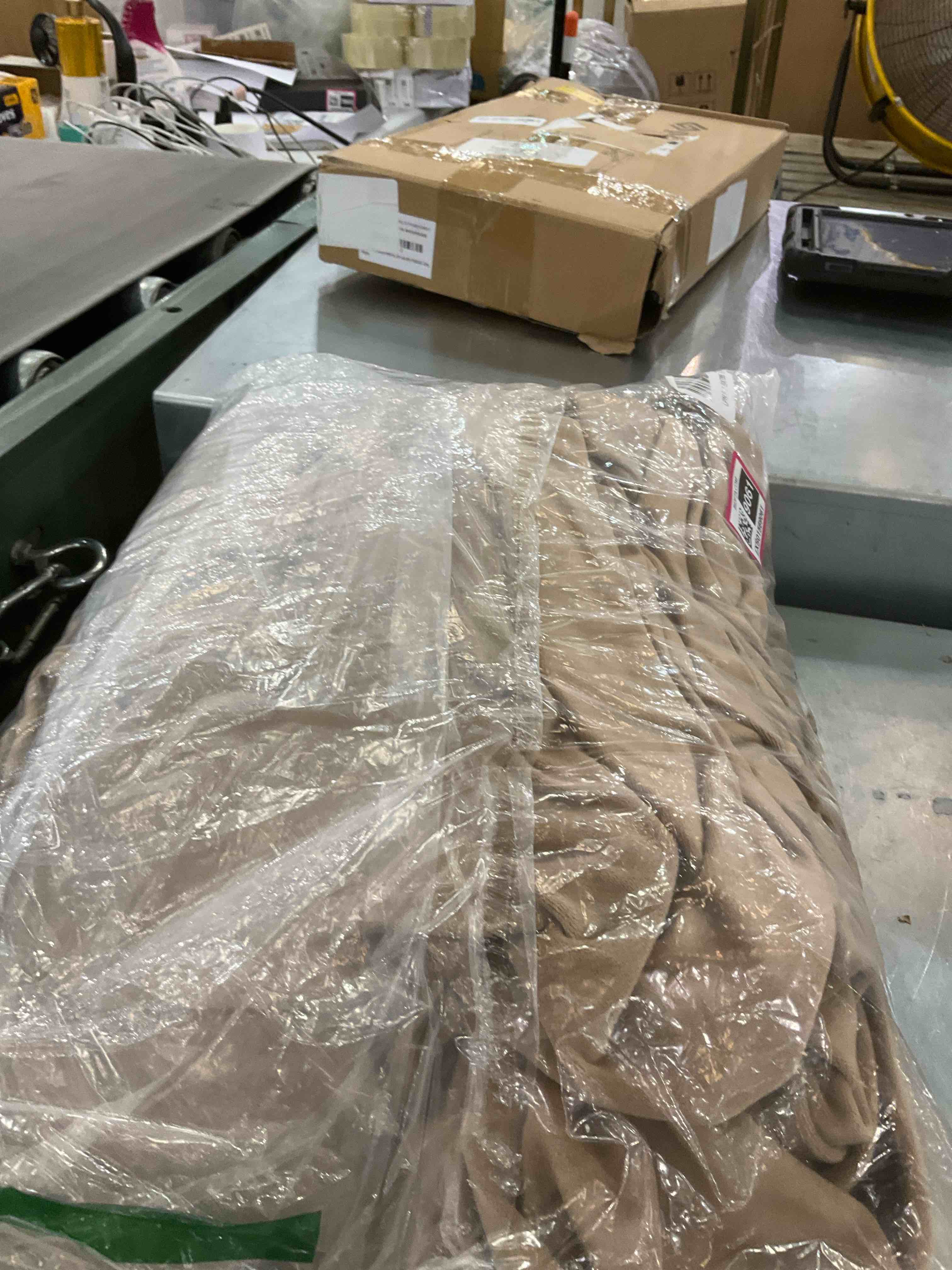 https://s3.amazonaws.com/lotting-images-prod/BargainHunt/EXS01569061_1718127697984.jpeg